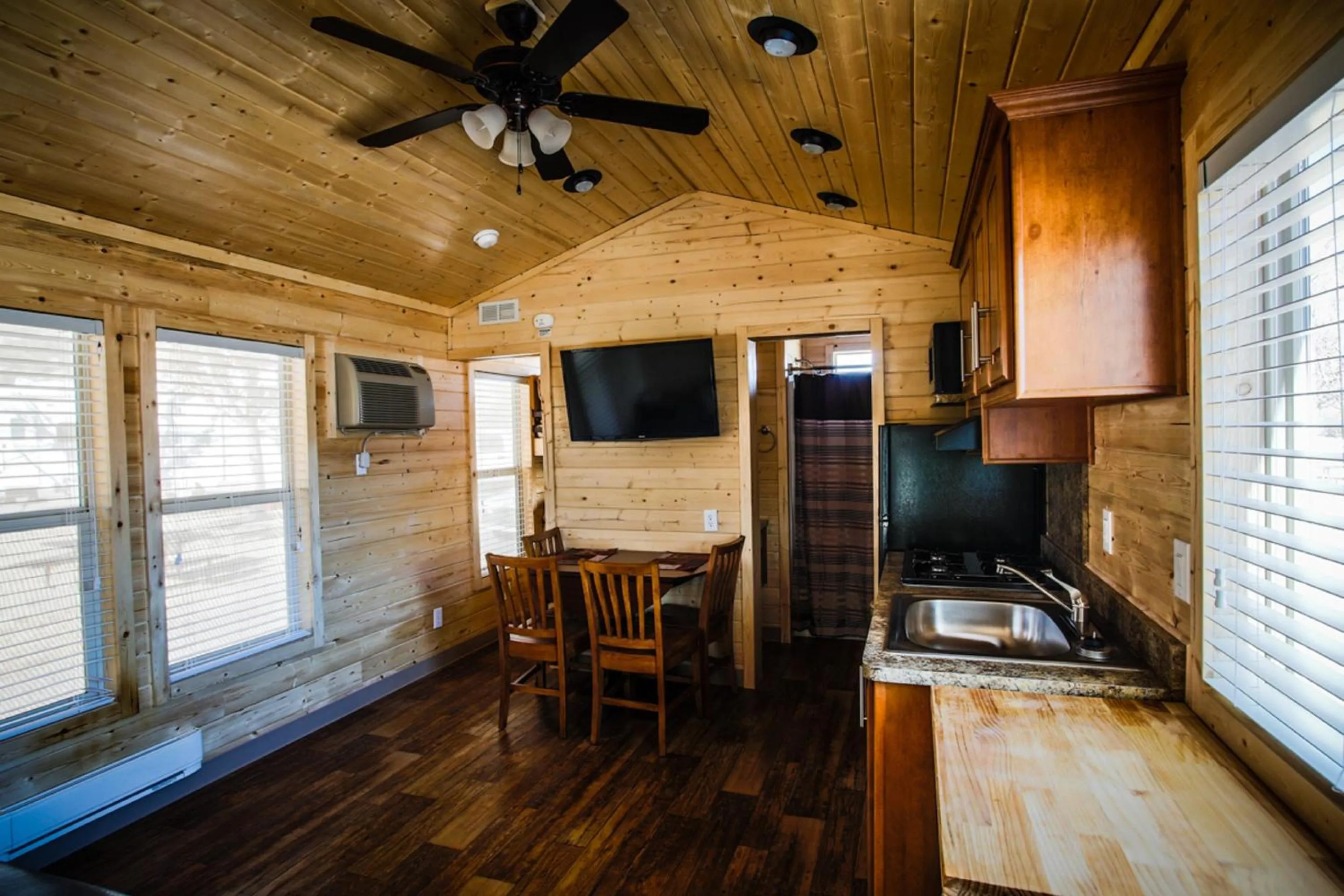 Dining area in Verde Valley Lawn Cottage 10