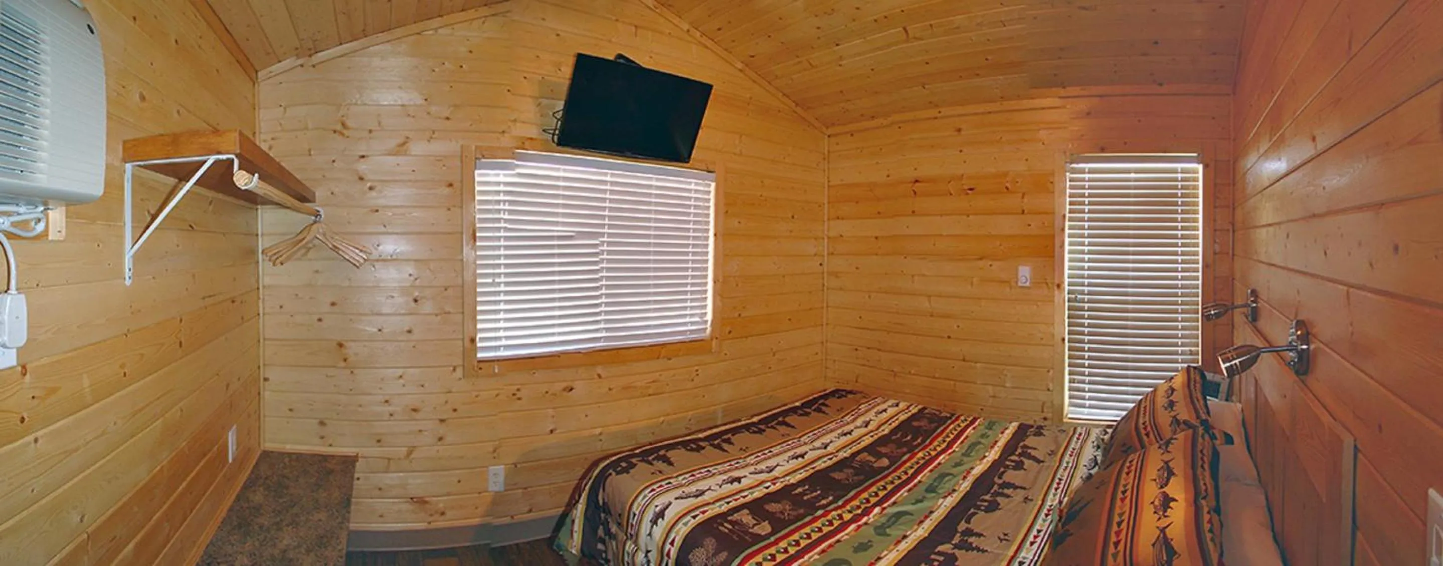 Bedroom in Verde Valley Lawn Cottage 10