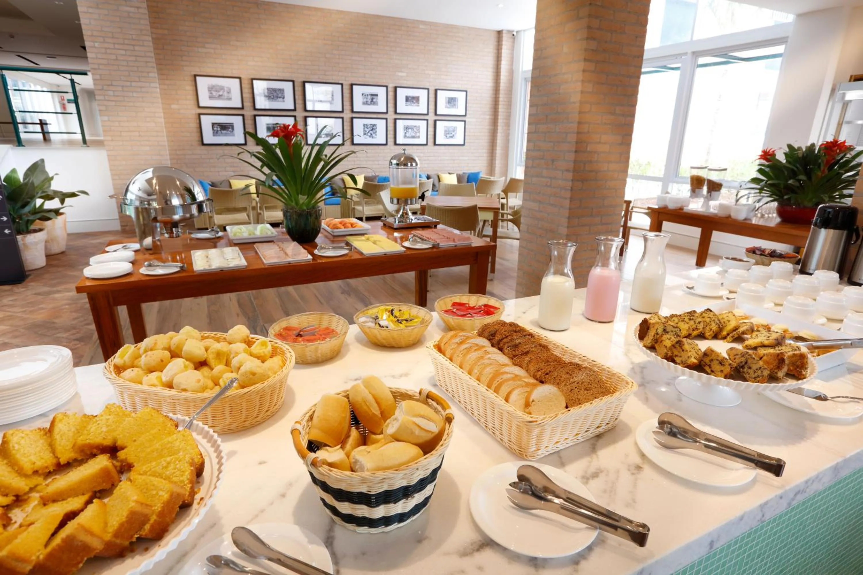 Buffet breakfast in Vitória Hotel Express Dom Pedro