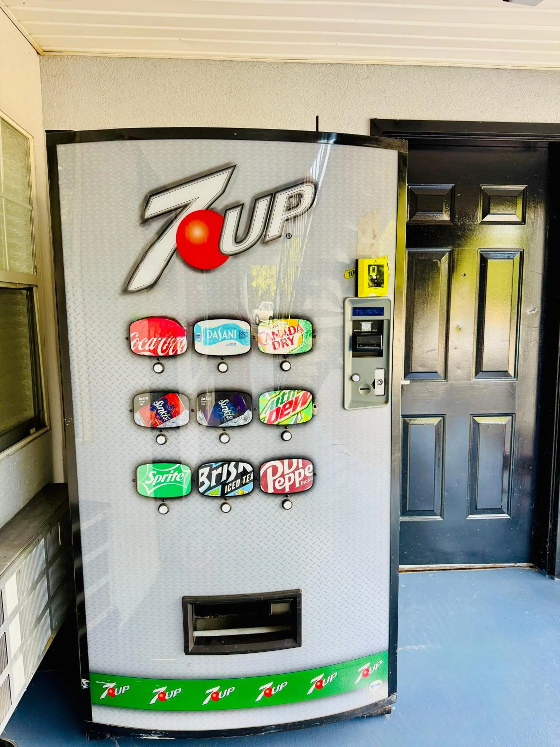 vending machine in Woodbridge Inn By OYO Rome