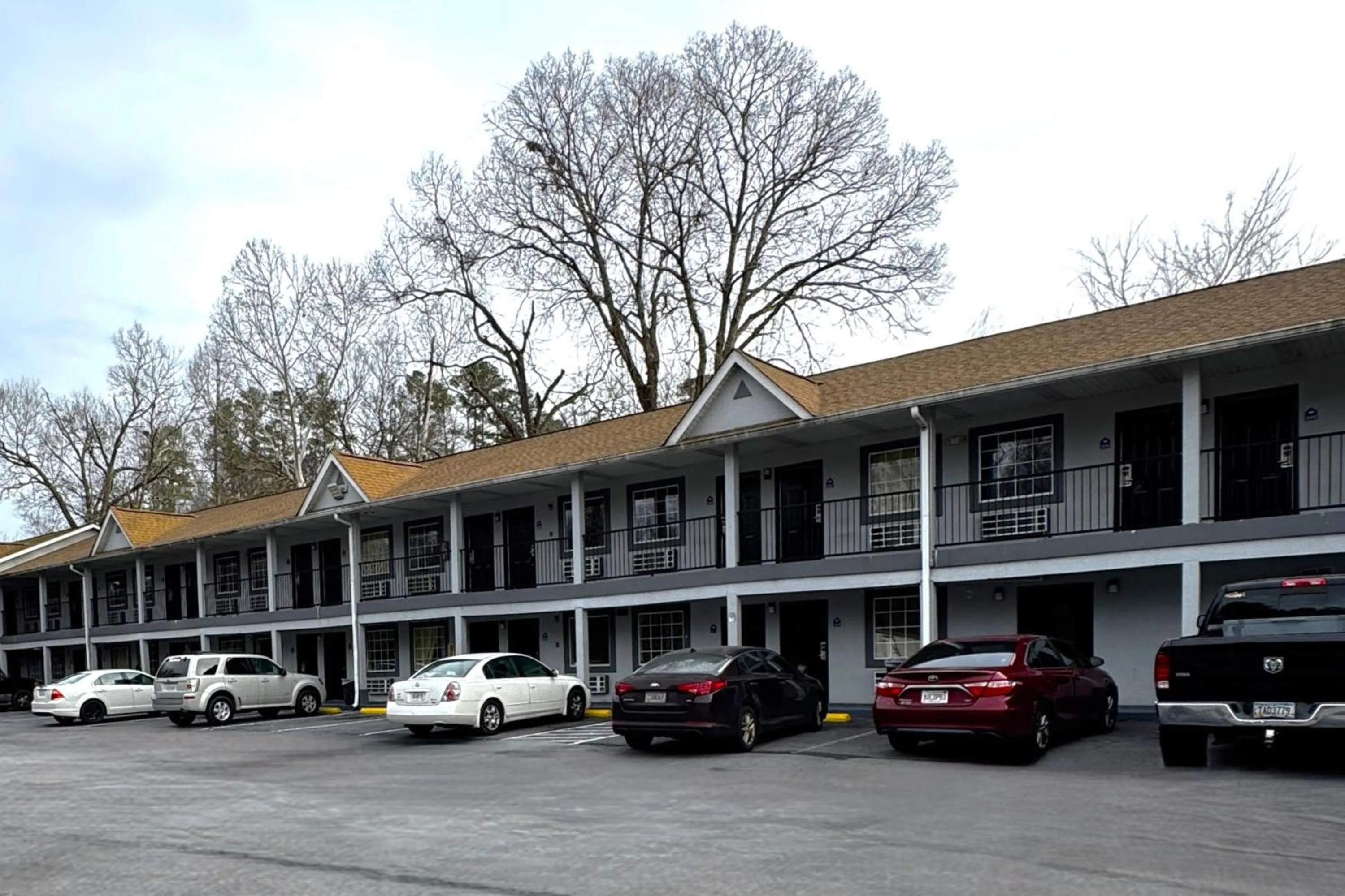 Parking in Woodbridge Inn By OYO Rome