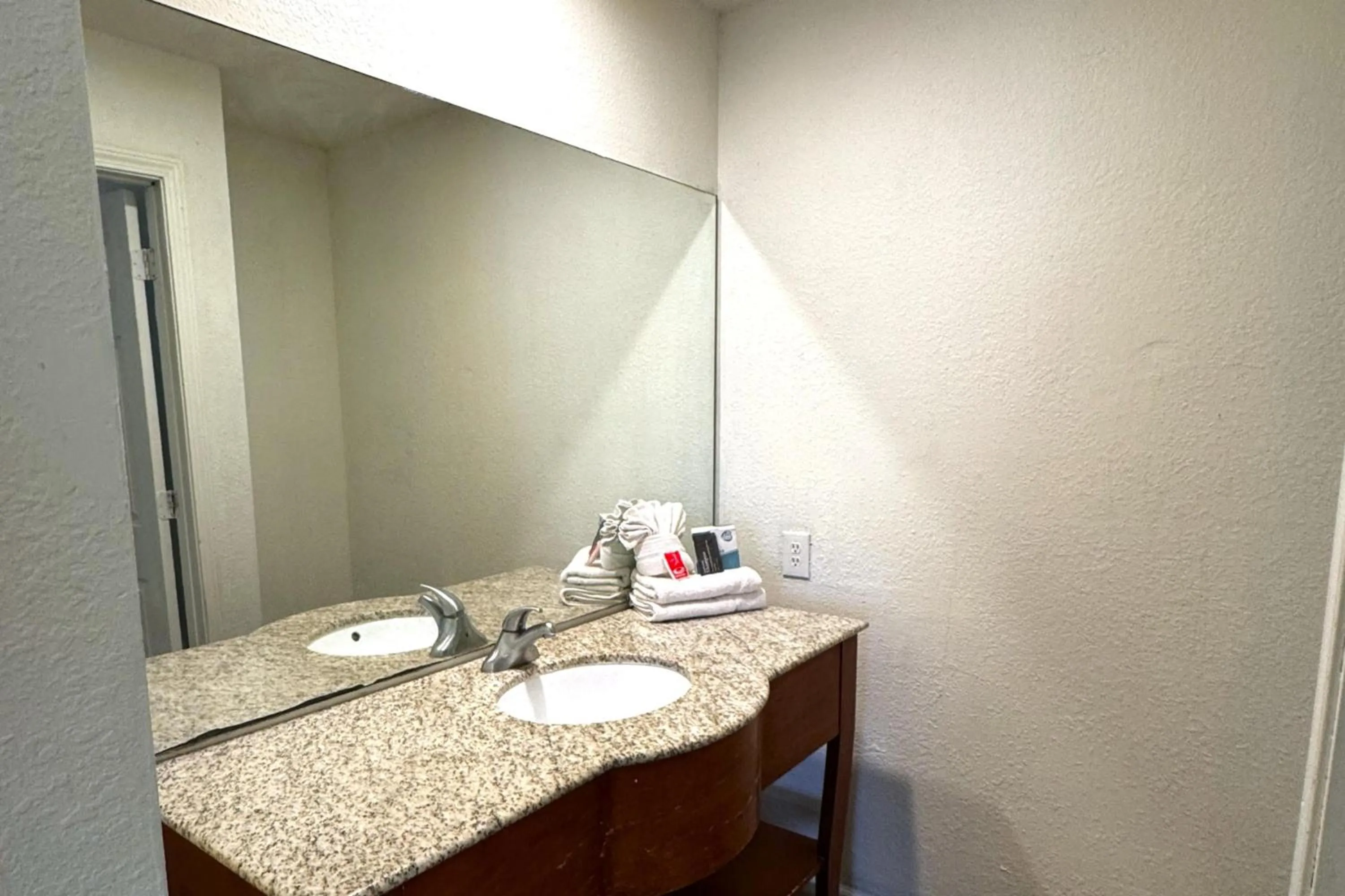 Bathroom in Woodbridge Inn By OYO Rome