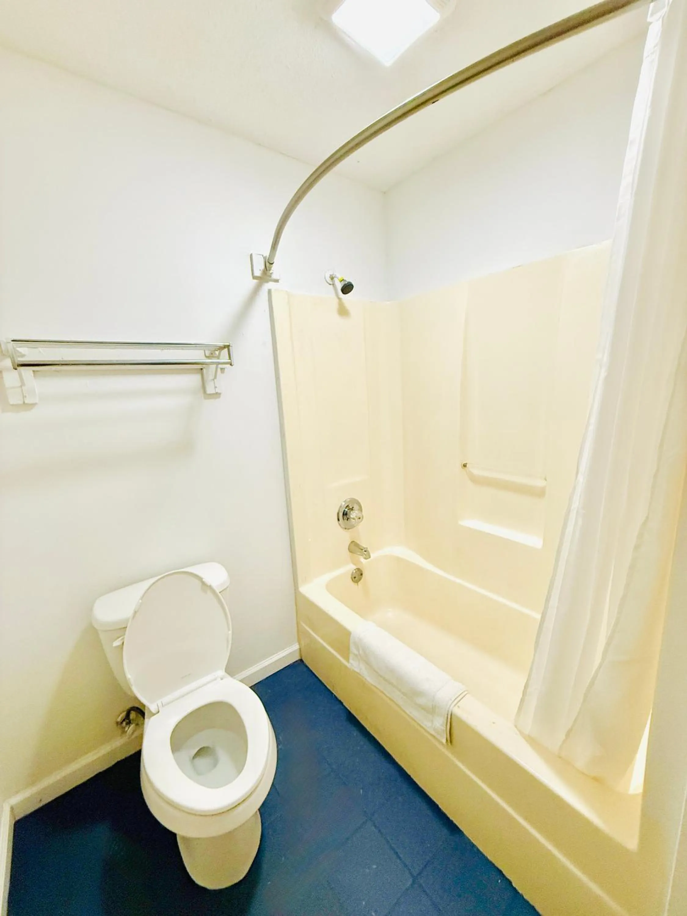 Bathroom in Woodbridge Inn By OYO Rome