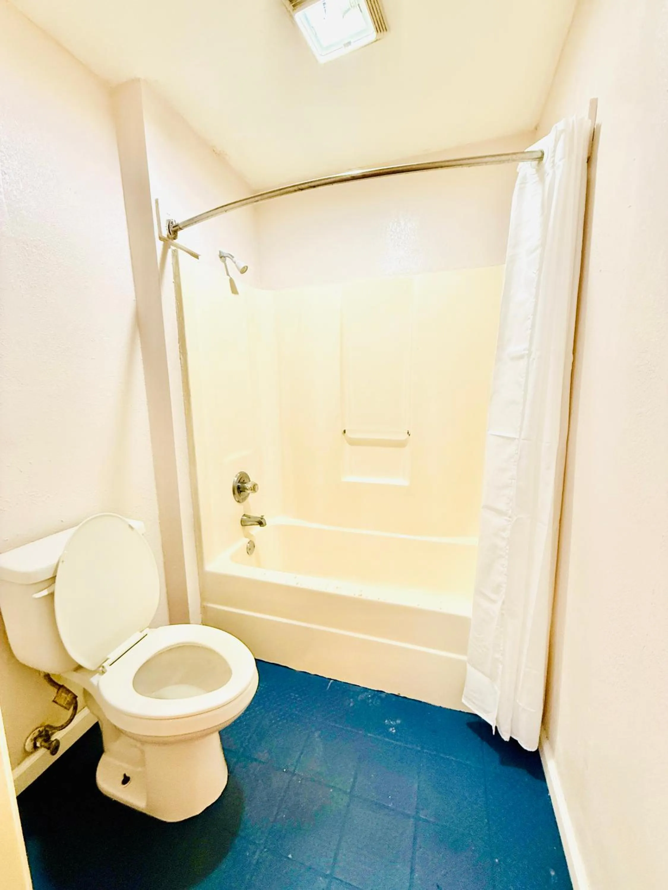 Bathroom in Woodbridge Inn By OYO Rome