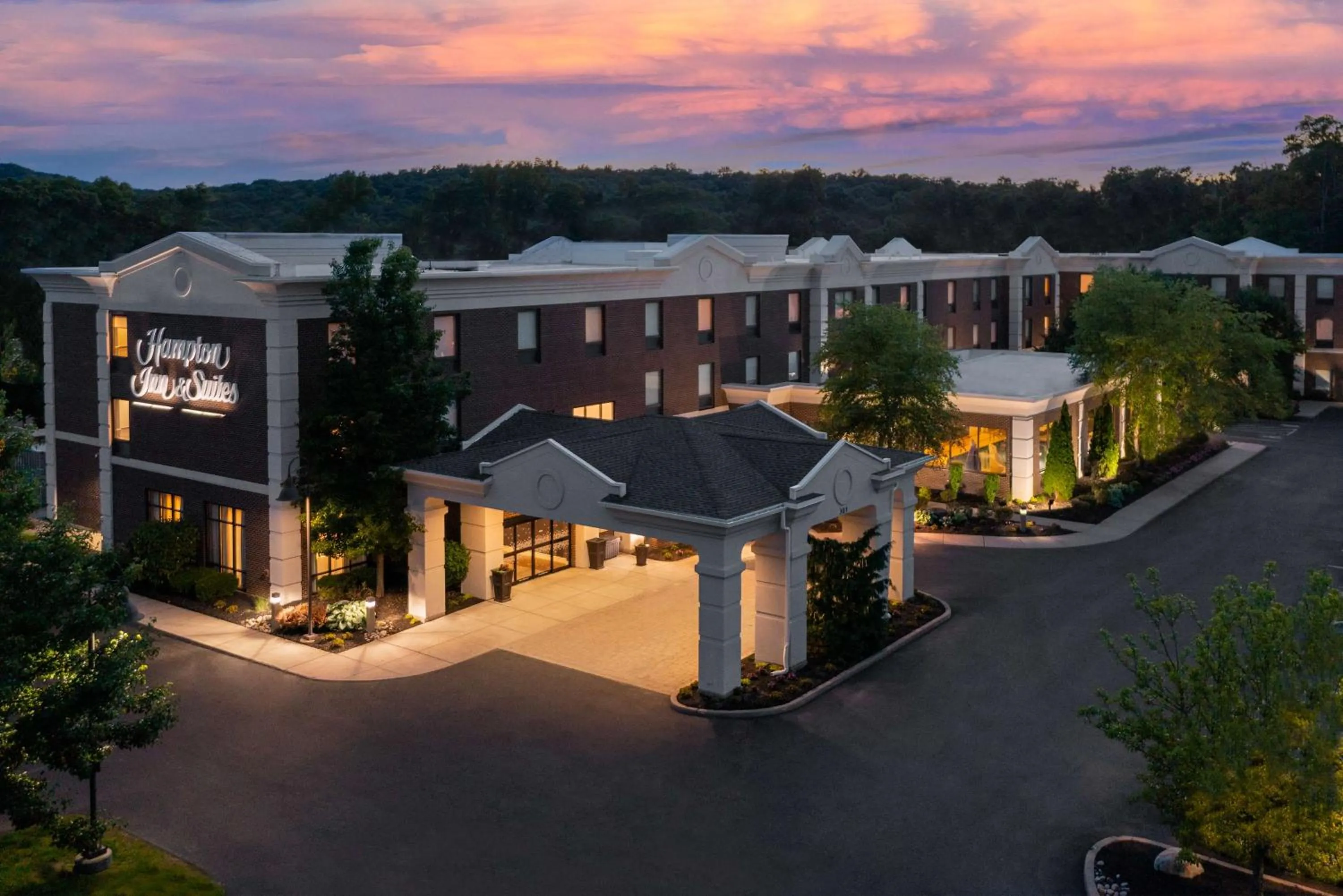 Property building in Hampton Inn and Suites Hartford/Farmington