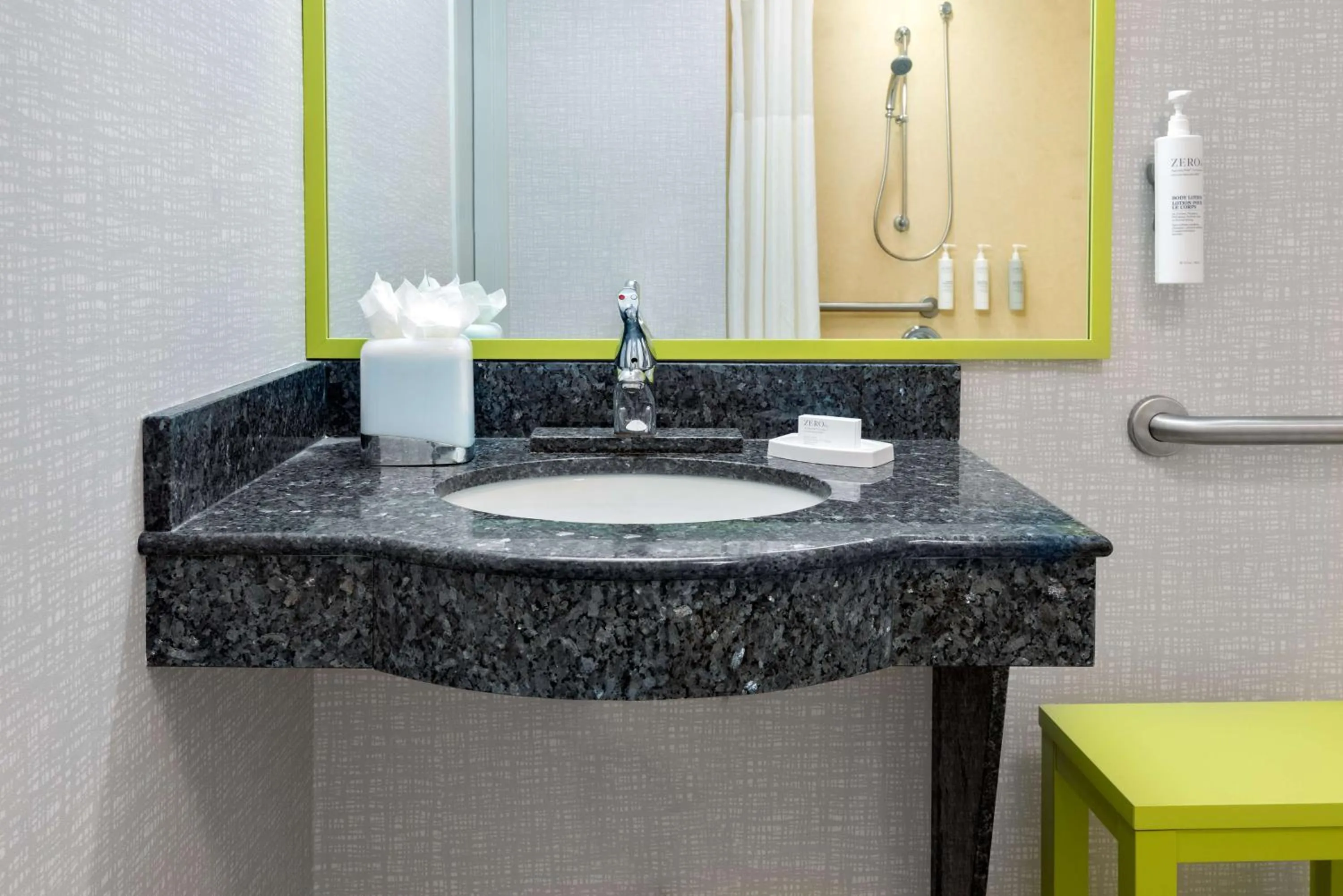 Bathroom in Hampton Inn and Suites Hartford/Farmington