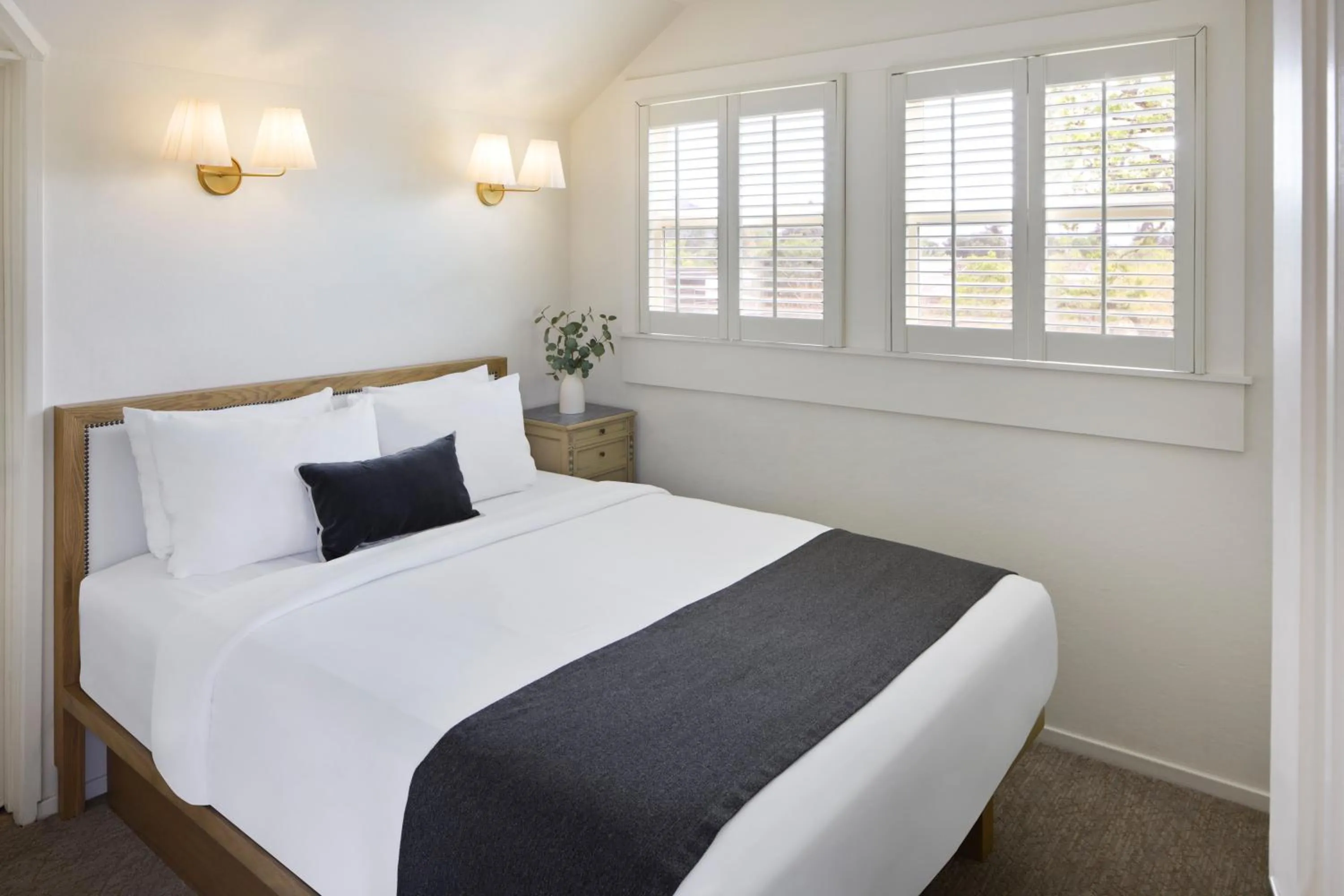 Bed in Maison Fleurie, A Four Sisters Inn