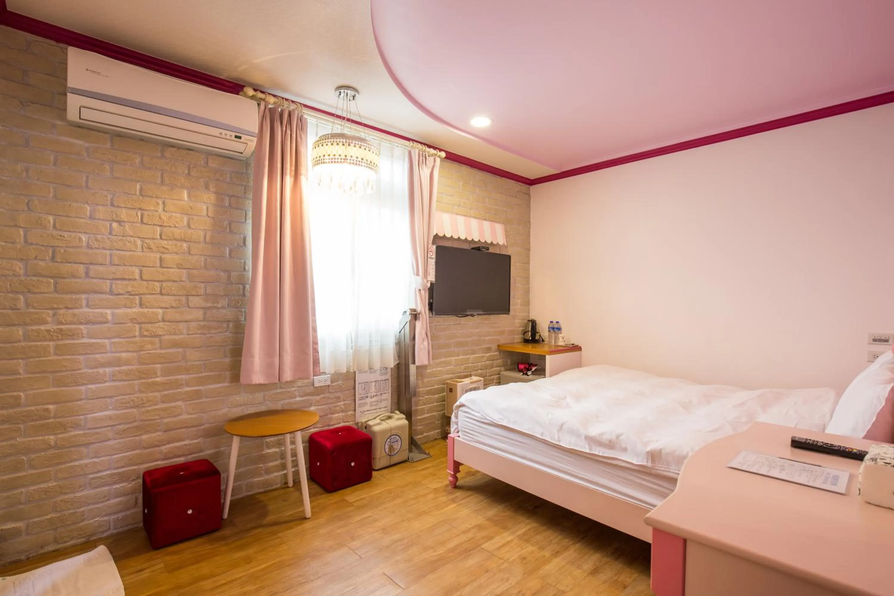 Photo of the whole room, Bed in N. Castle Hotel