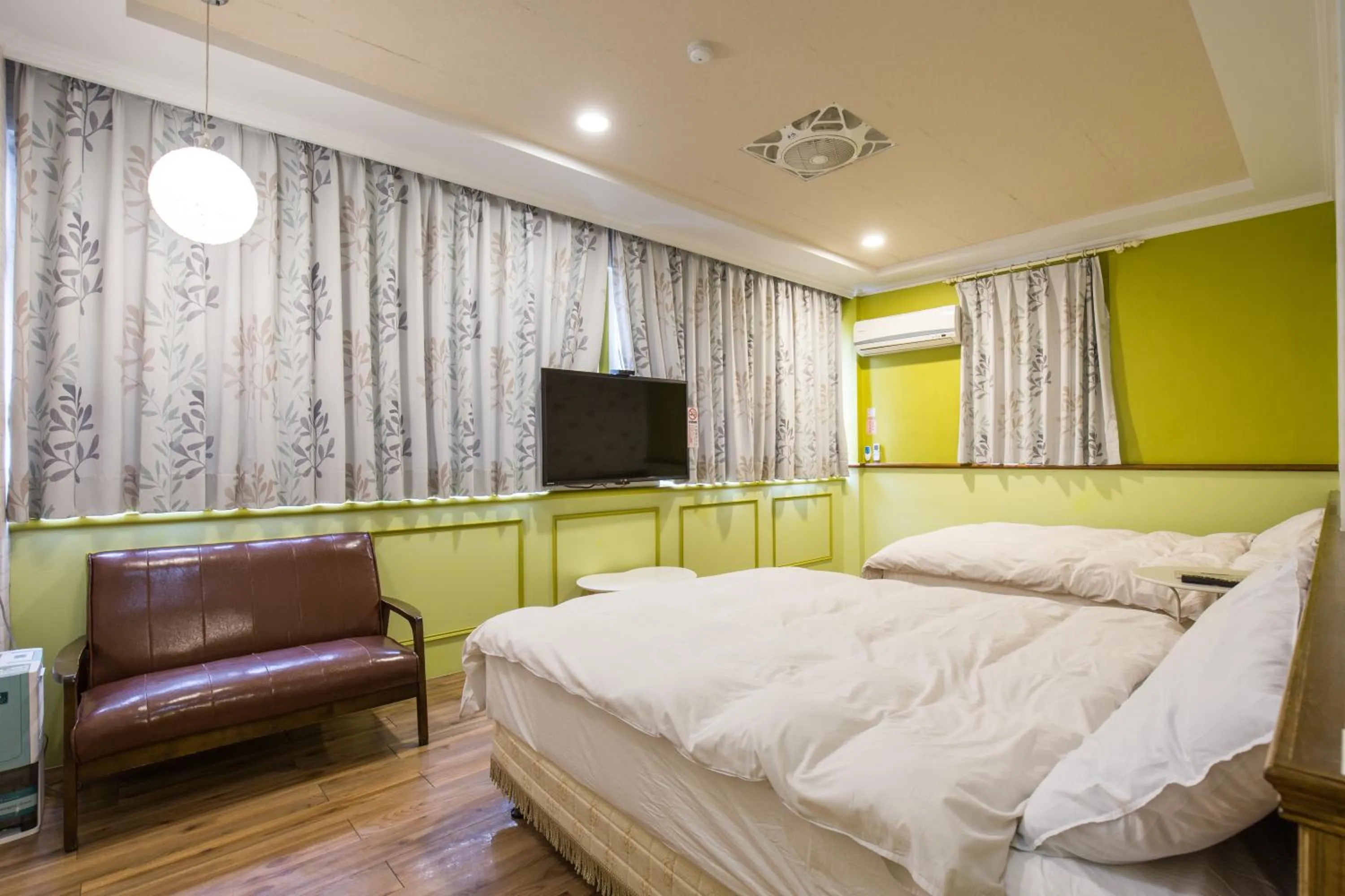 Photo of the whole room, Bed in N. Castle Hotel