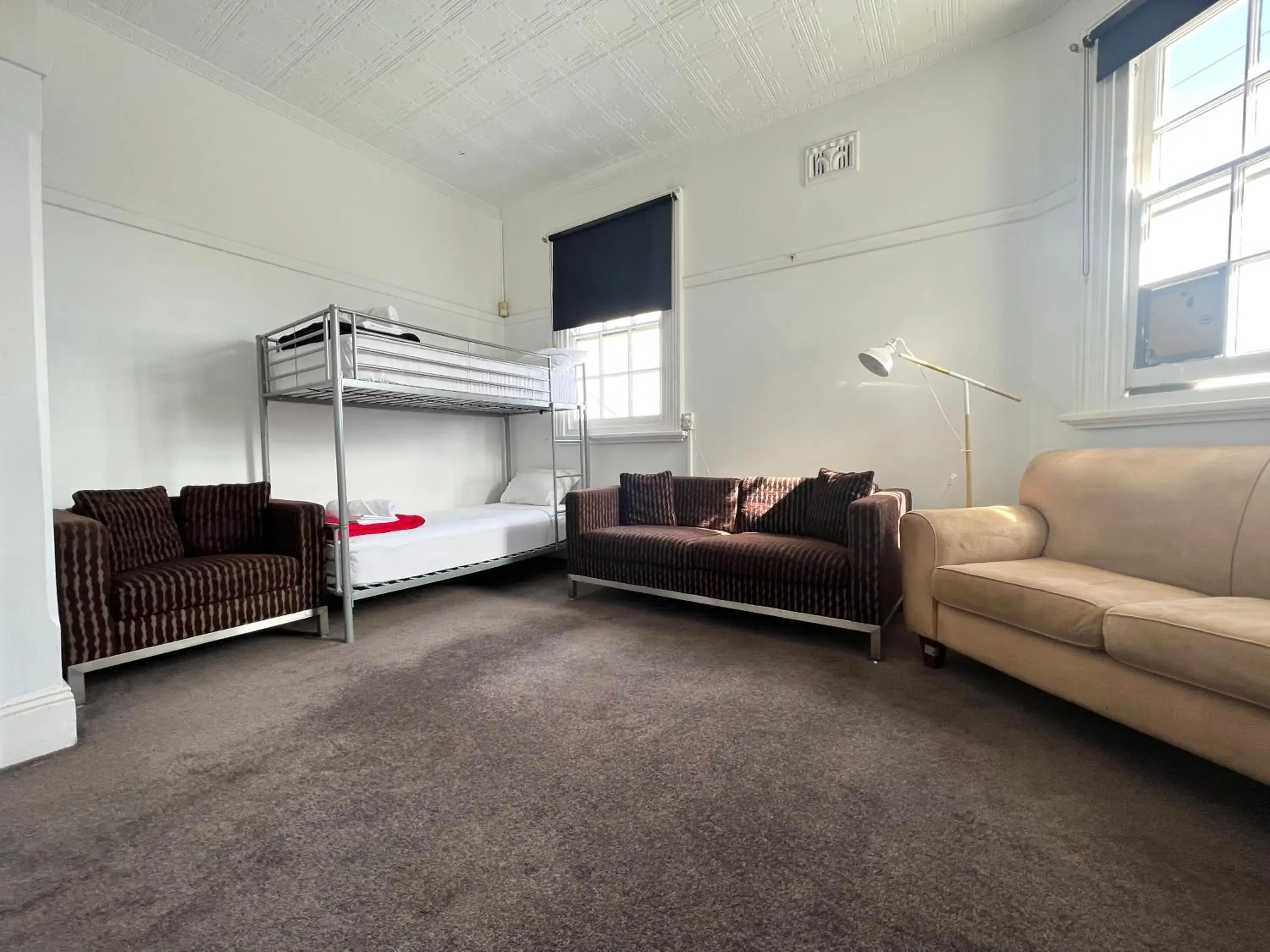 Basic Quadruple Room with Shared Bathroom in Newcastle Hotel Basic Quadruple Room with Shared Bathroom in Newcastle Hotel