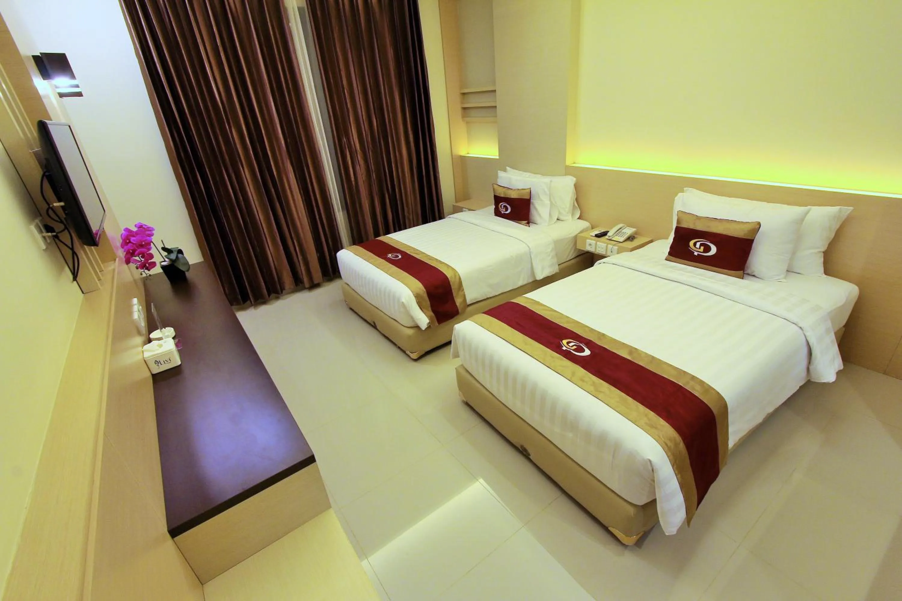 Photo of the whole room, Bed in Grand Parama Hotel