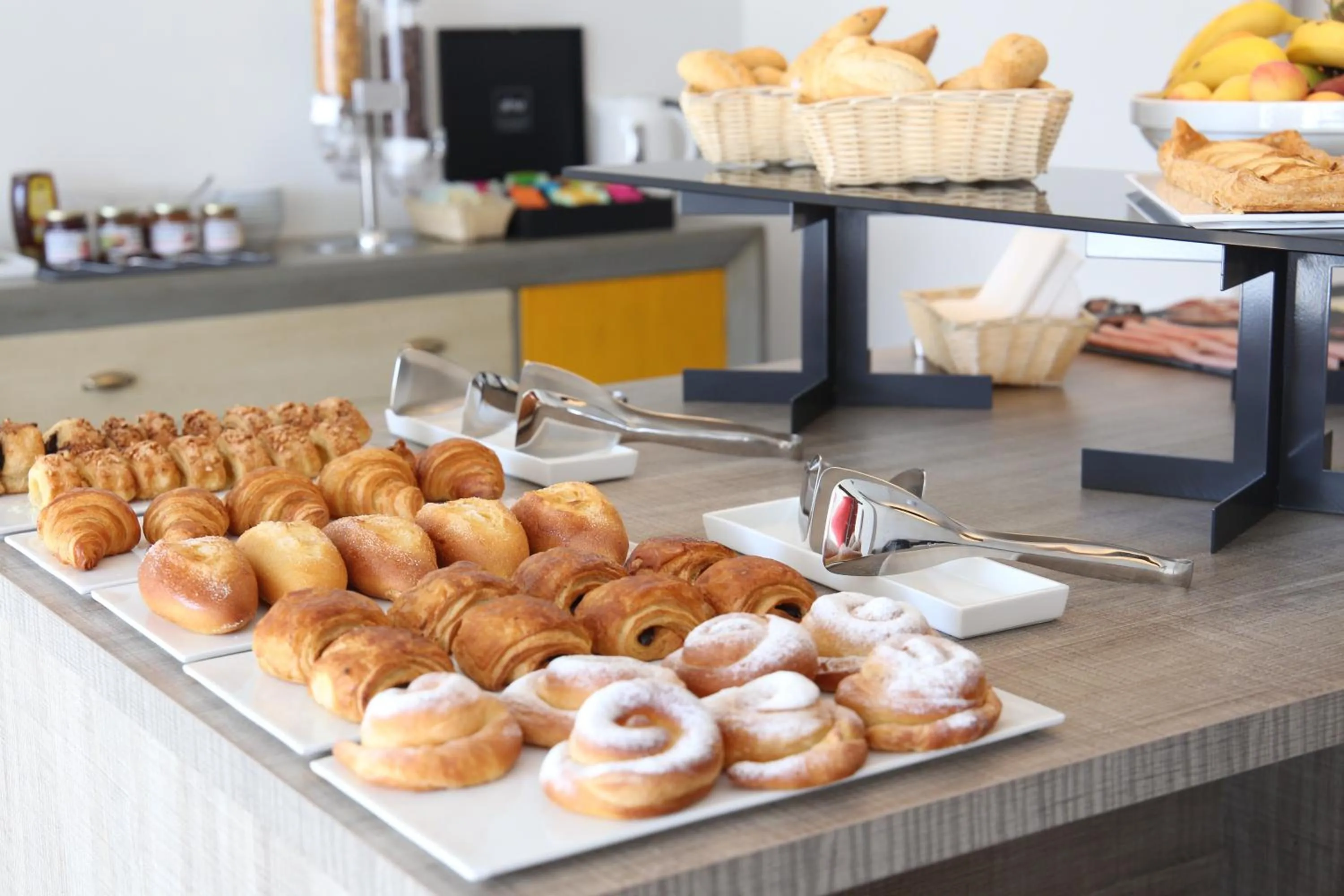 Buffet breakfast in Hotel L'Escala Centre