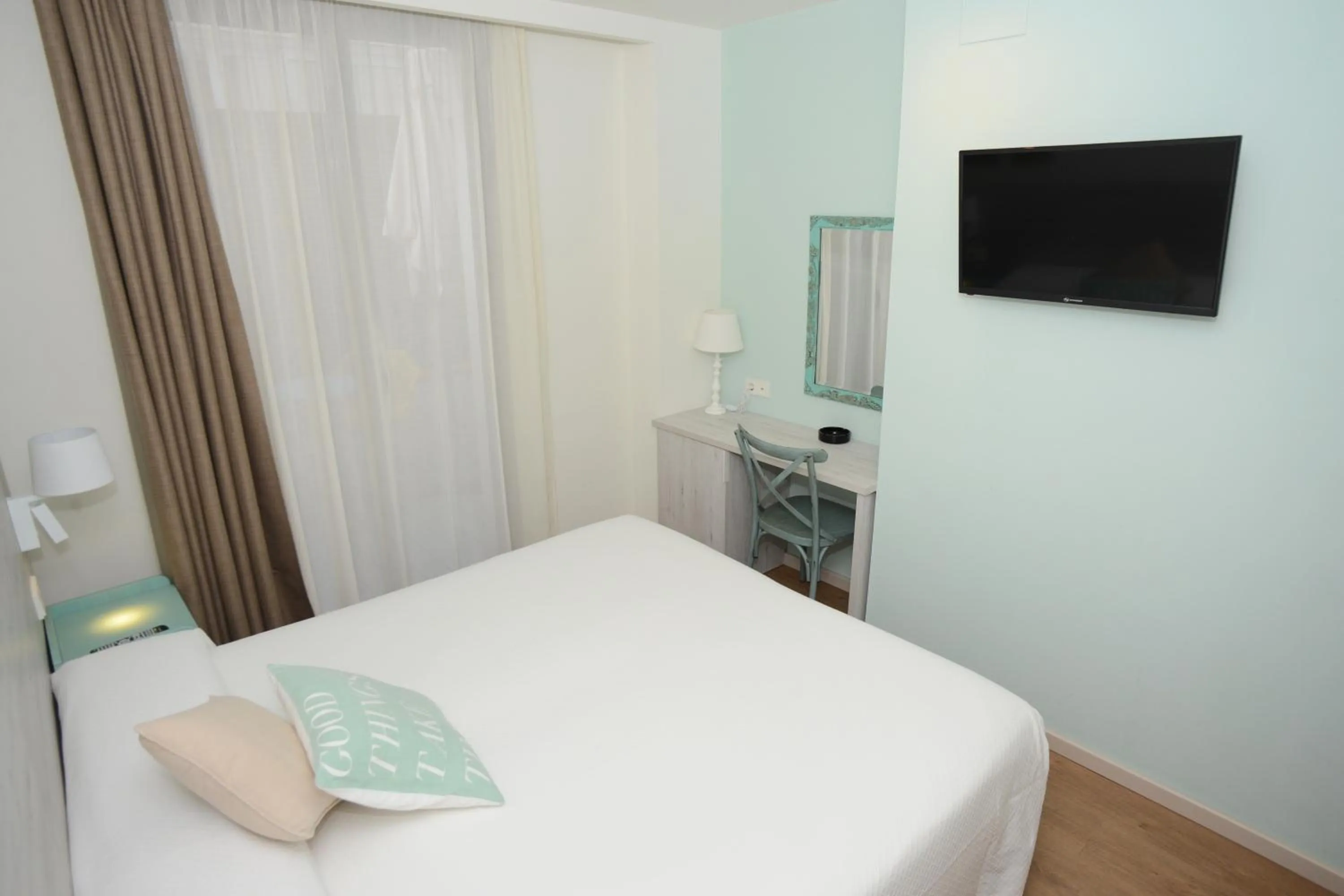 Bedroom, Bed in Hotel L'Escala Centre