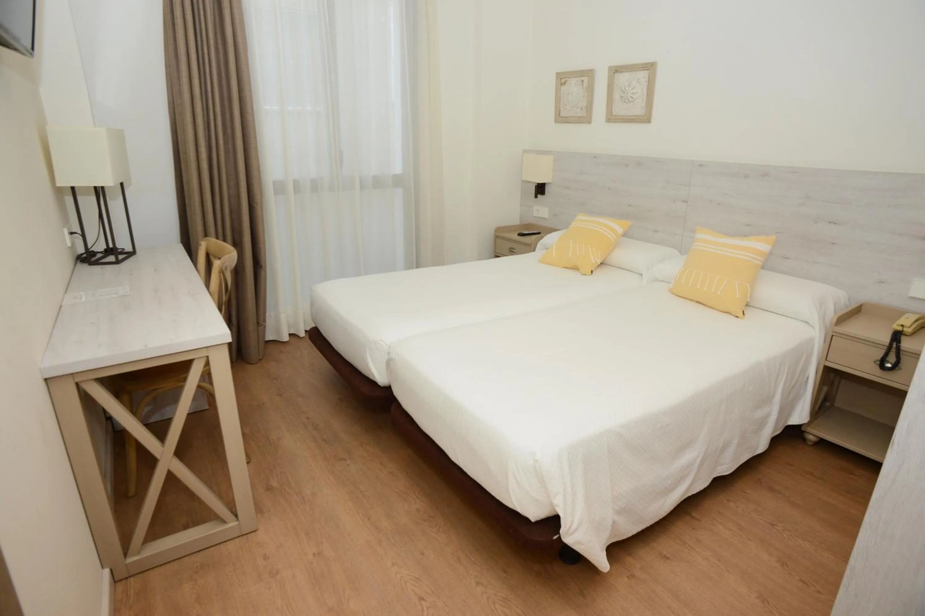 Bedroom, Bed in Hotel L'Escala Centre