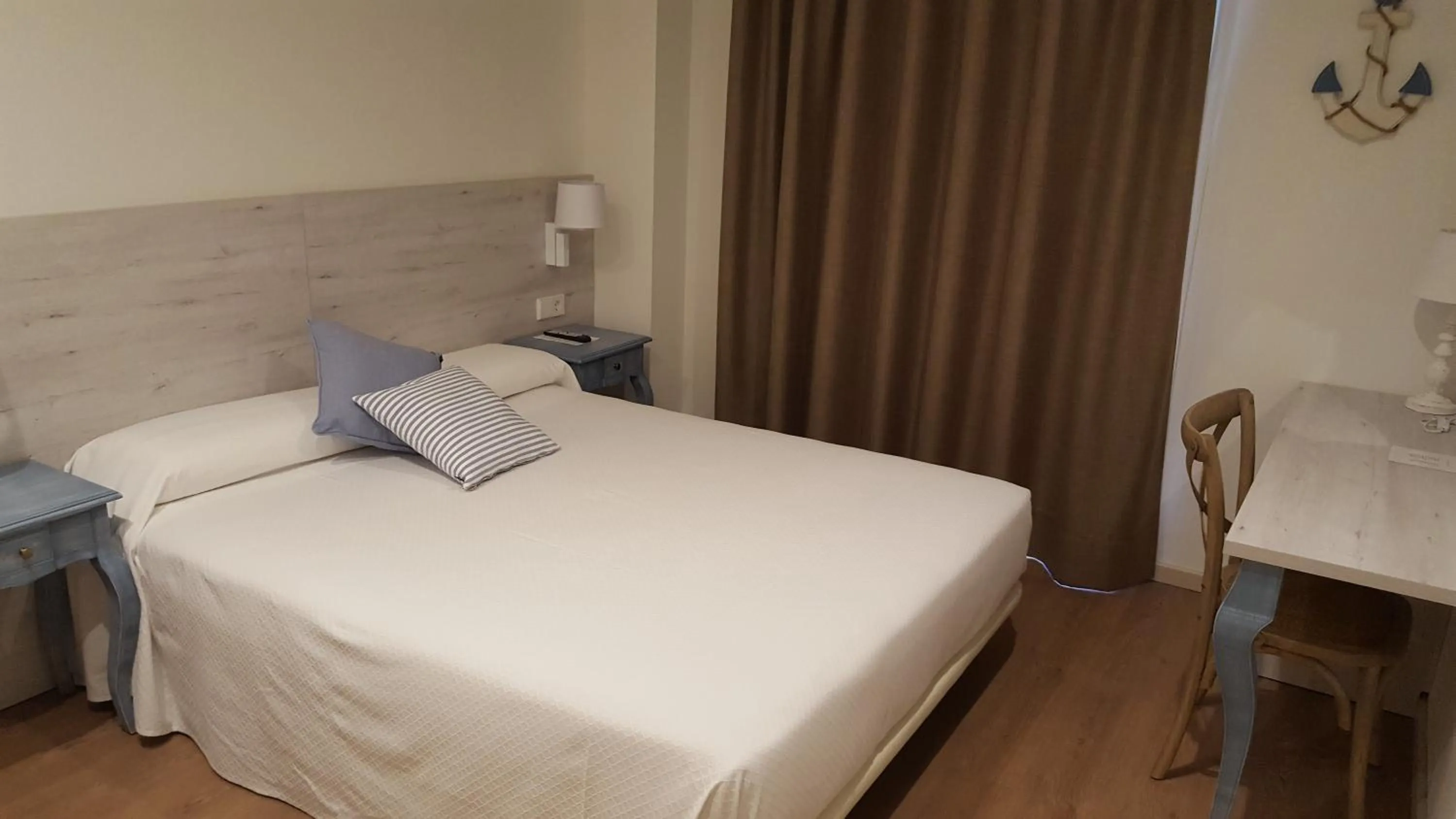 Bed in Hotel L'Escala Centre