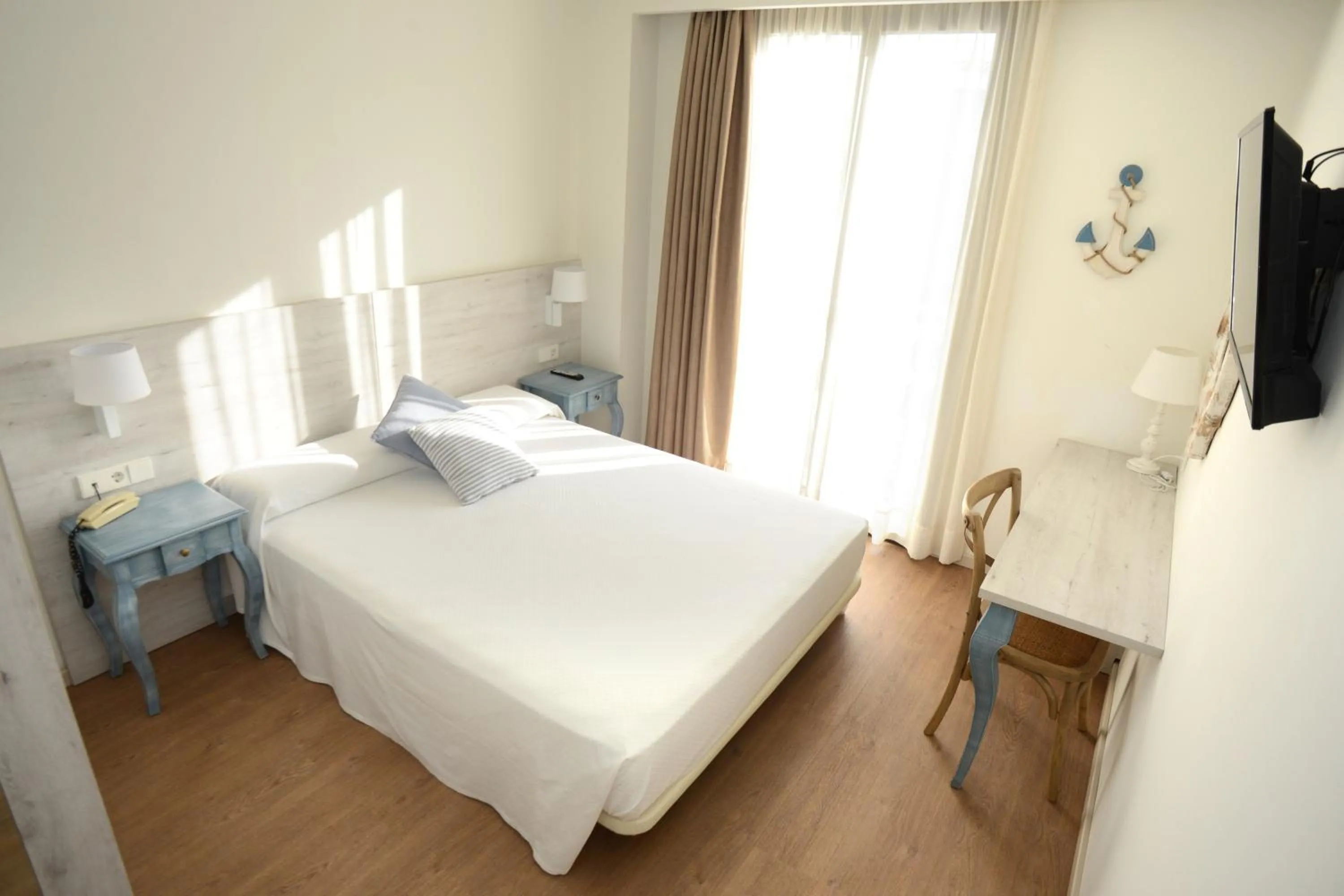 Bedroom, Bed in Hotel L'Escala Centre