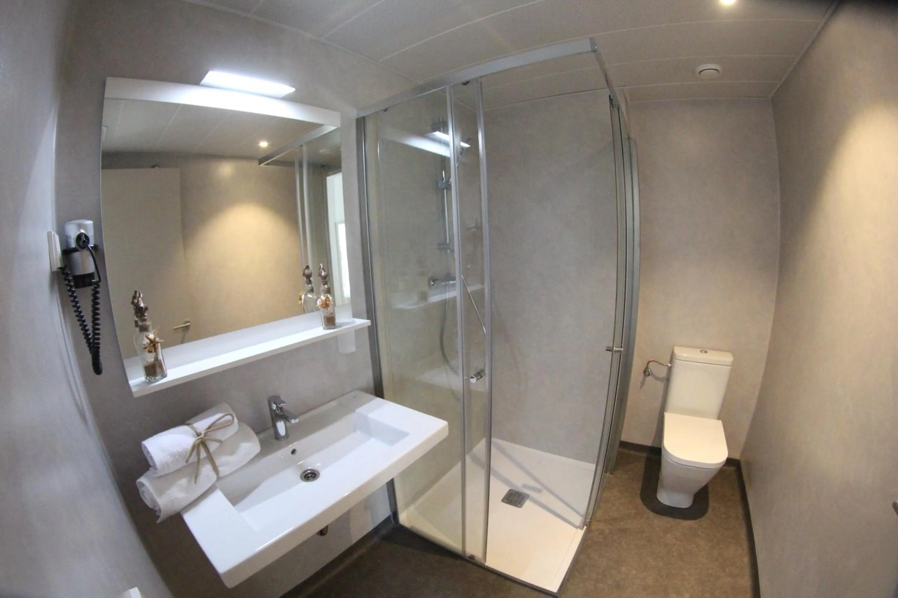 Shower in Hotel L'Escala Centre