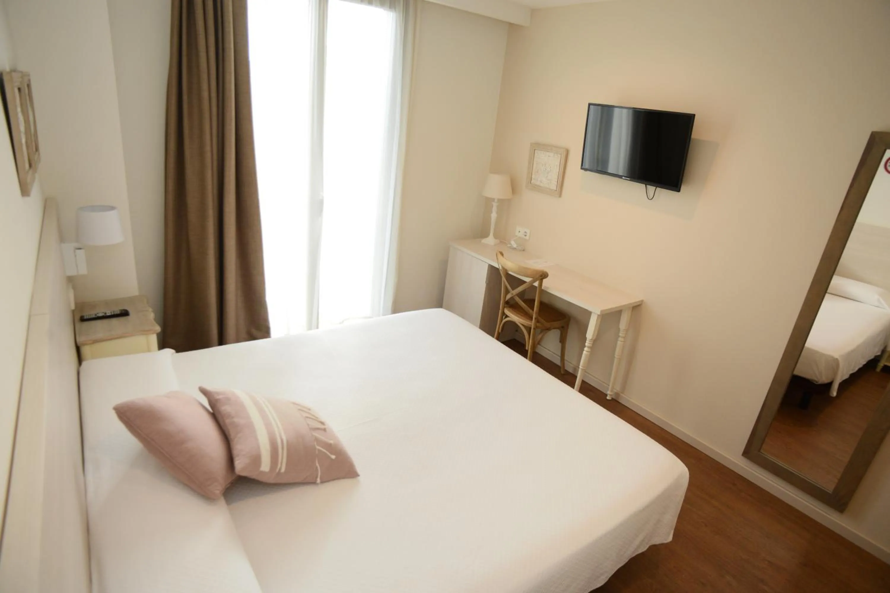 Bed in Hotel L'Escala Centre