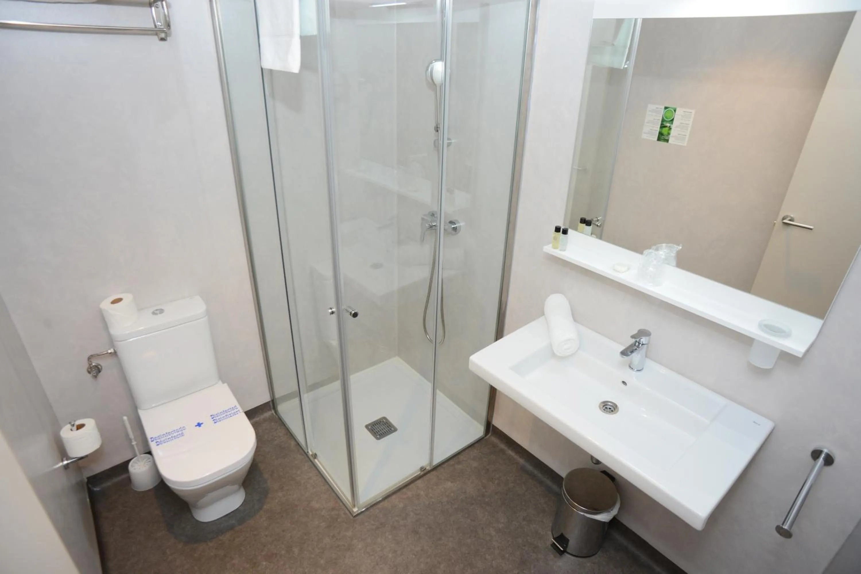 Shower in Hotel L'Escala Centre