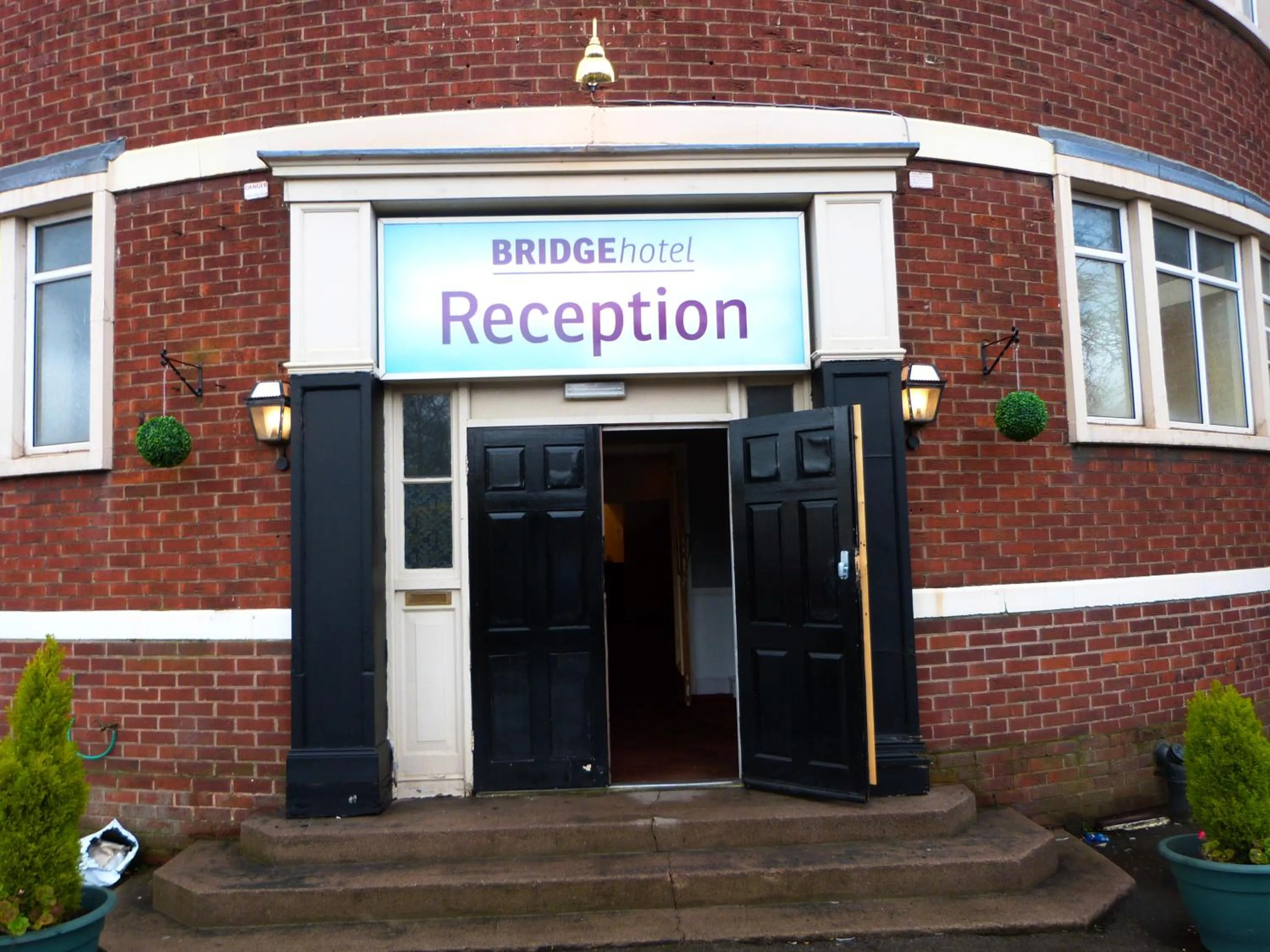 Facade/entrance in The Bridge Hotel