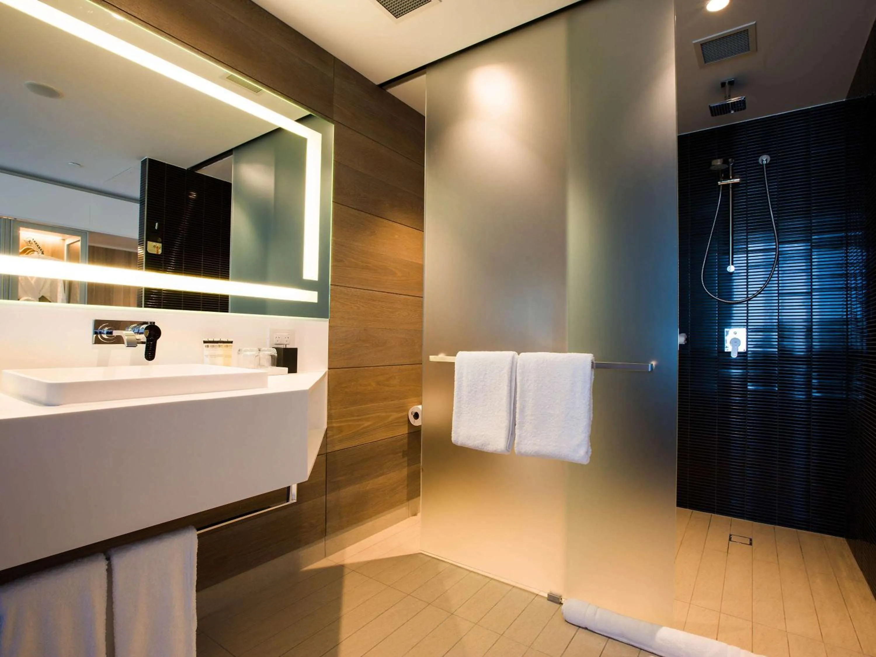 Photo of the whole room in Pullman Sydney Airport