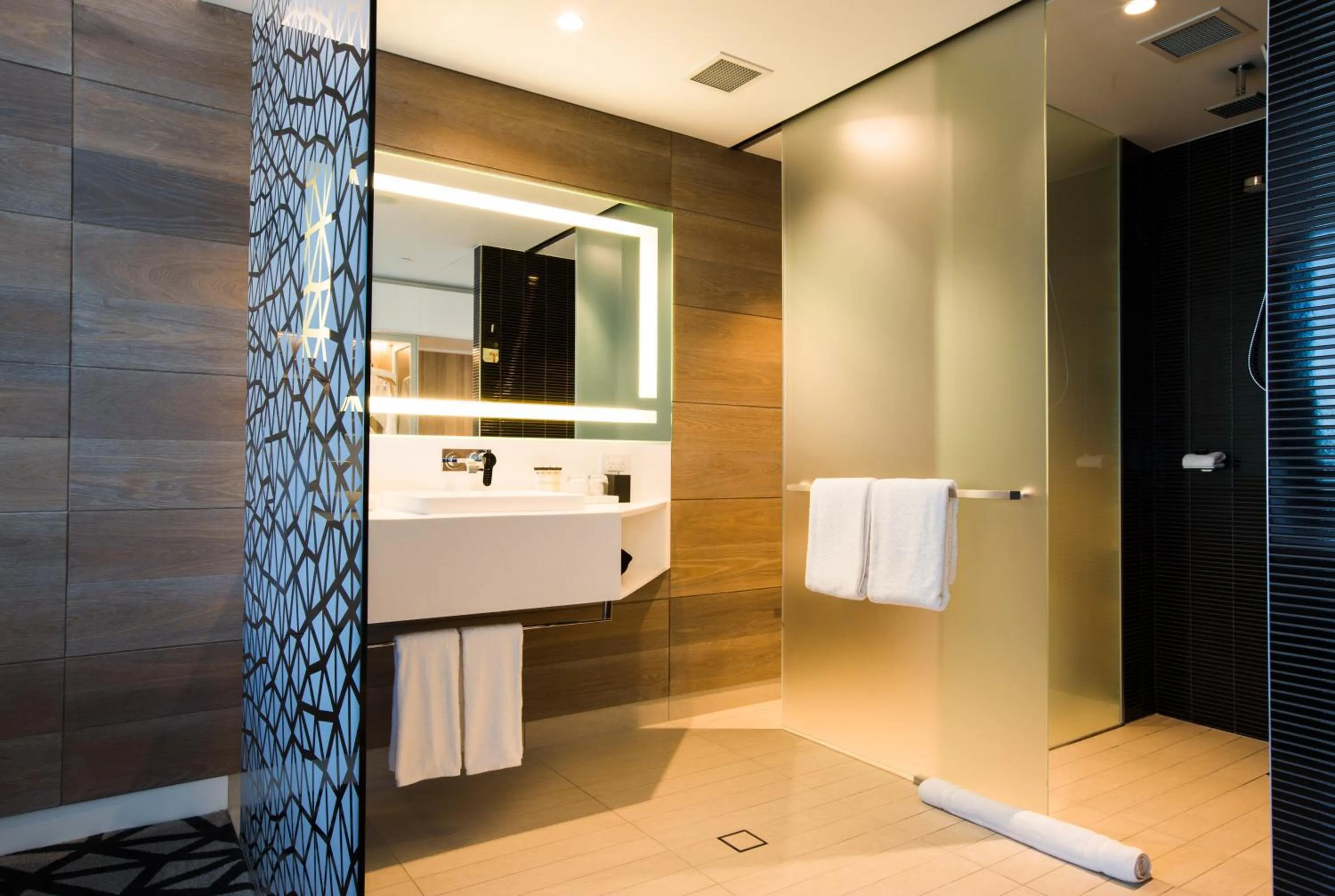 Shower in Pullman Sydney Airport