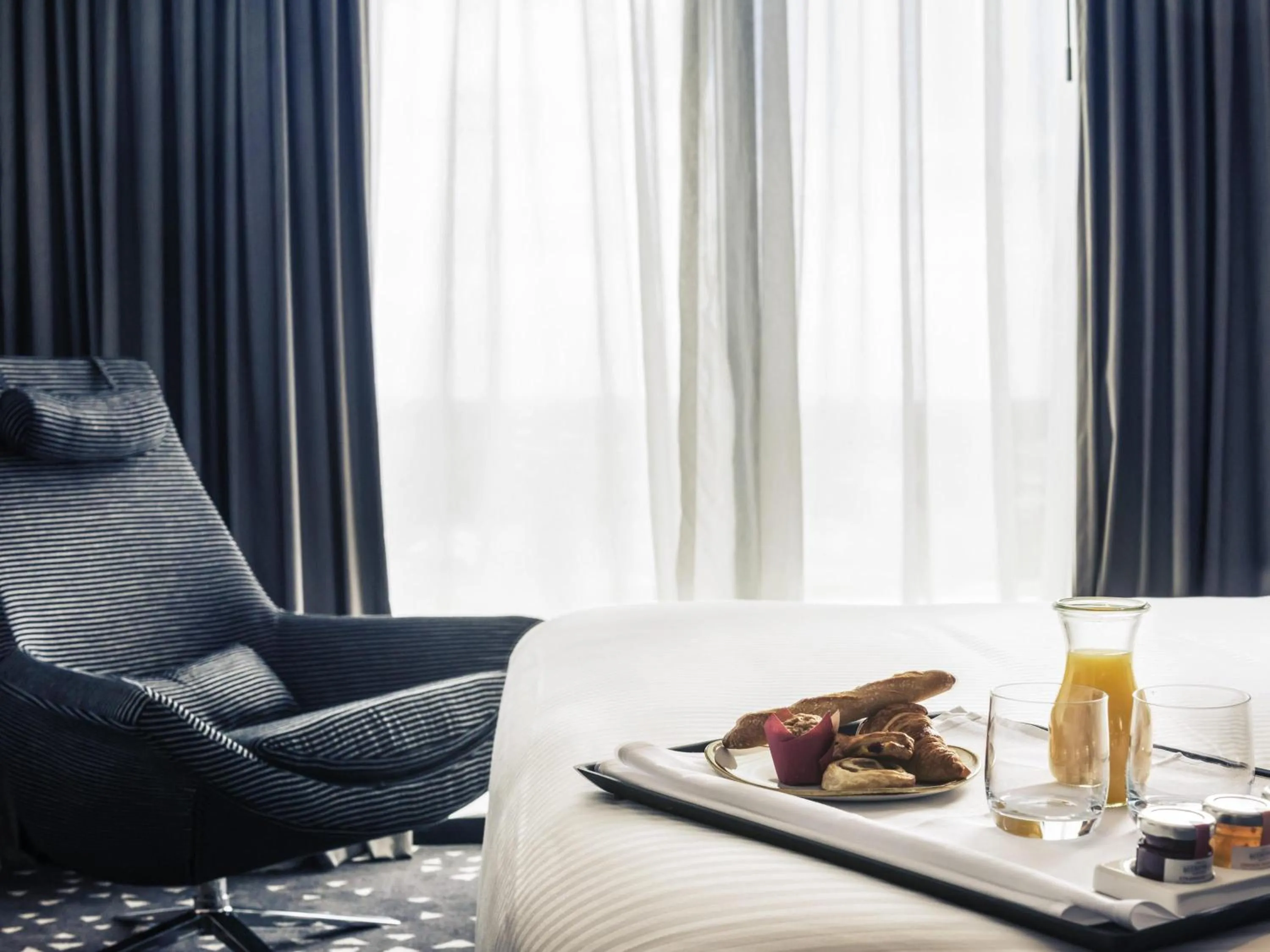 Bedroom in Pullman Sydney Airport