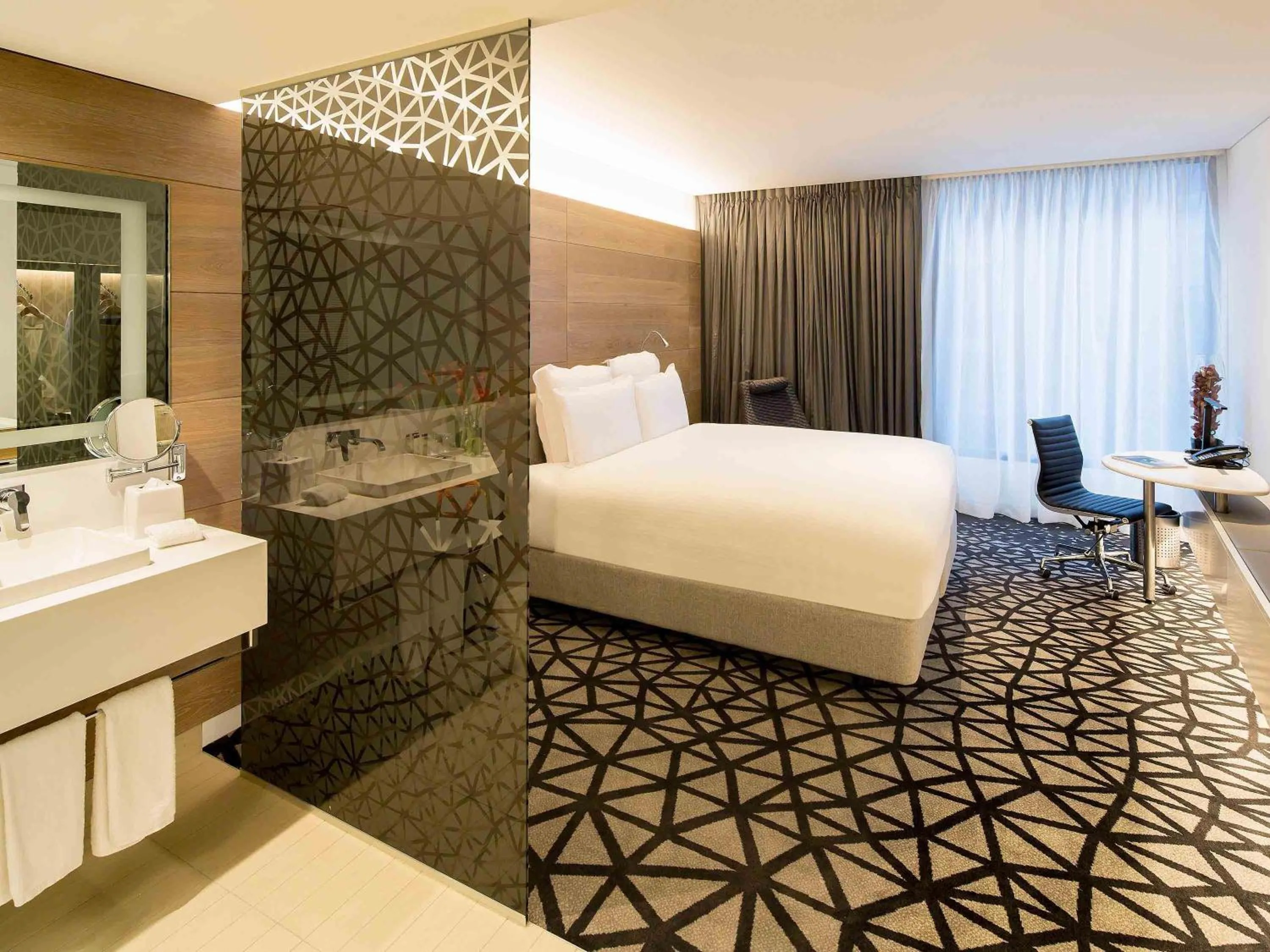 Bedroom, Bed in Pullman Sydney Airport