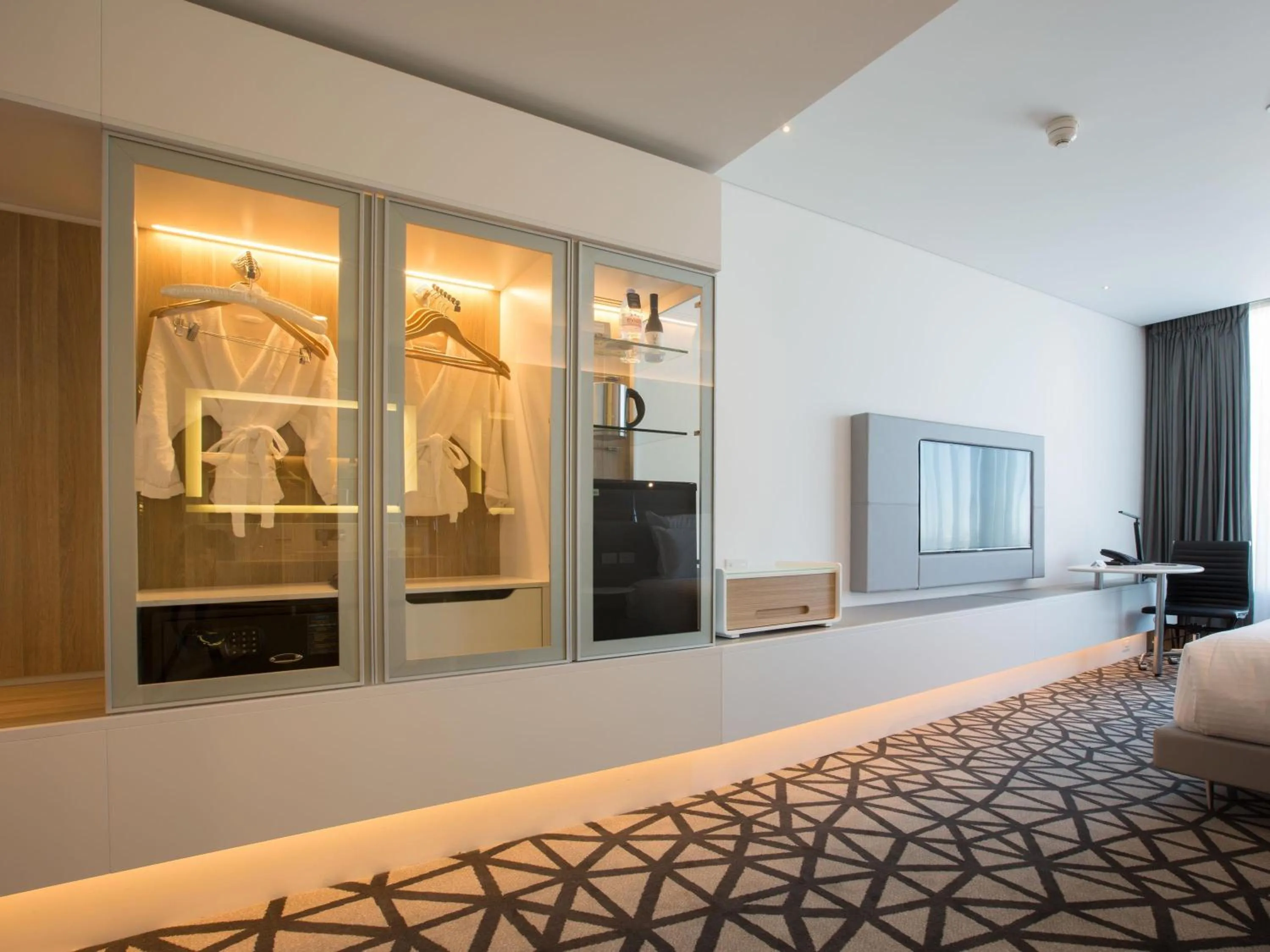 Bedroom, Bed in Pullman Sydney Airport