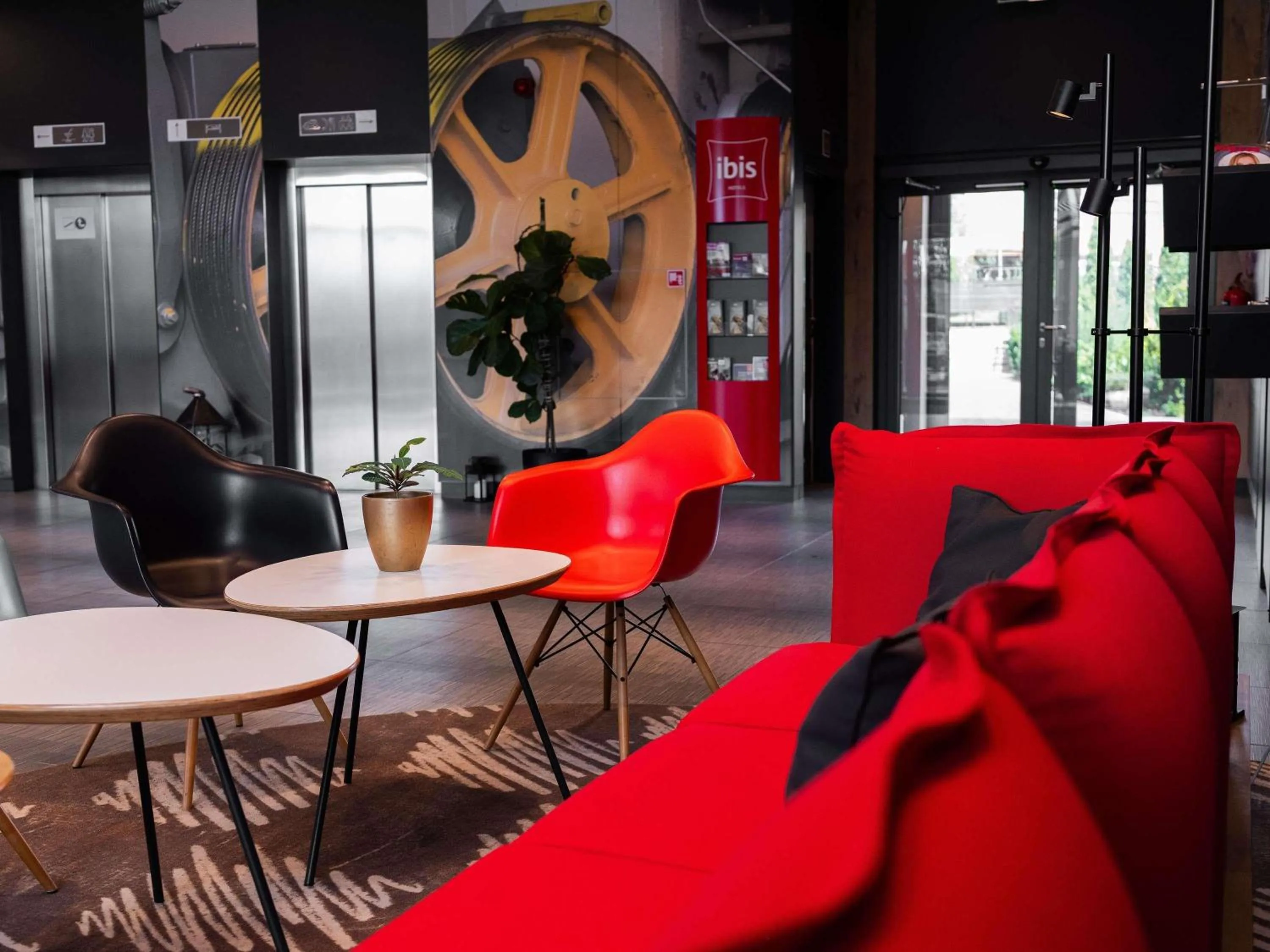 Lounge or bar in Ibis Poznan Polnoc