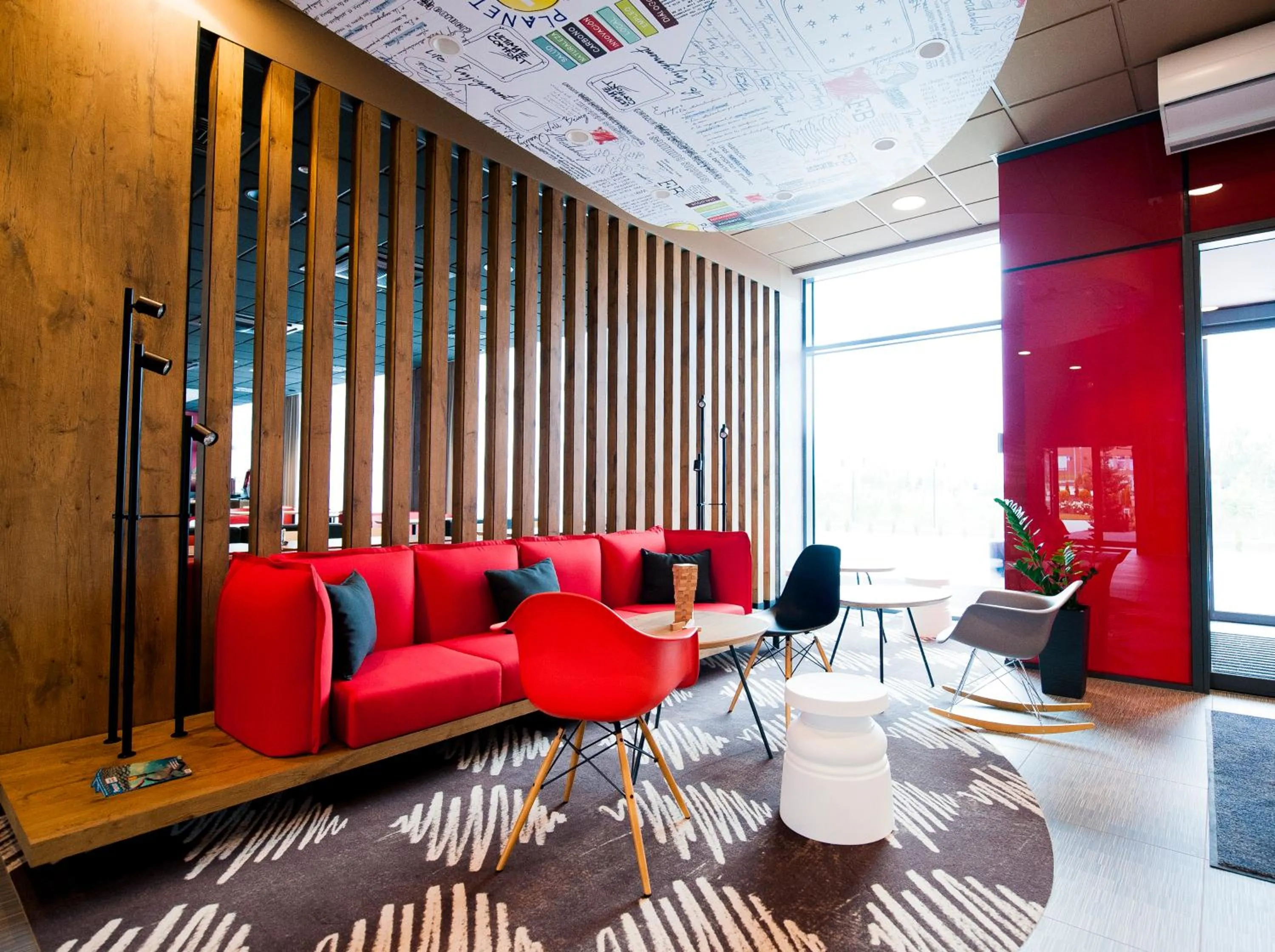 Communal lounge/ TV room in Ibis Poznan Polnoc