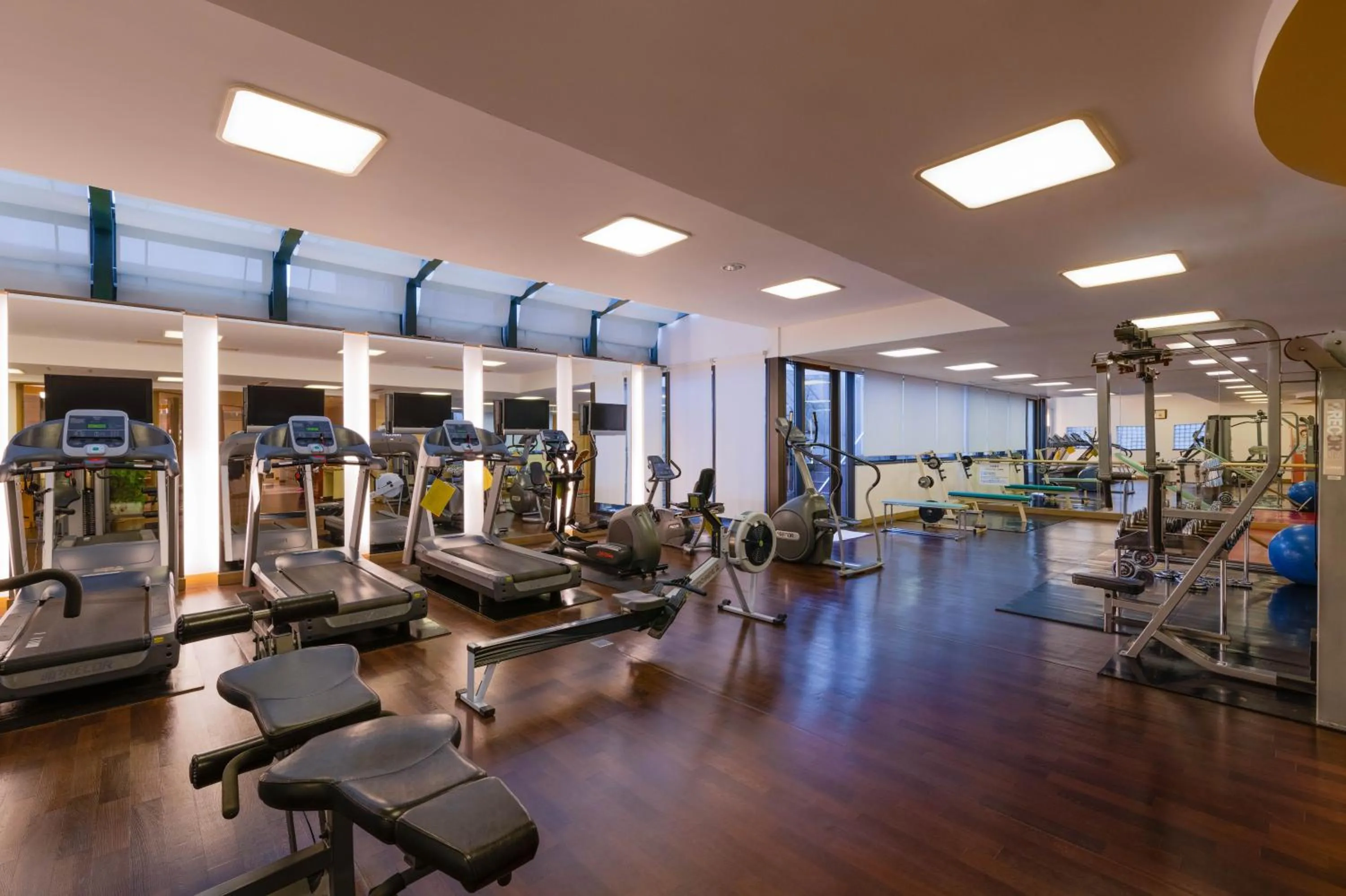 Swimming pool in Okura Garden Hotel Shanghai