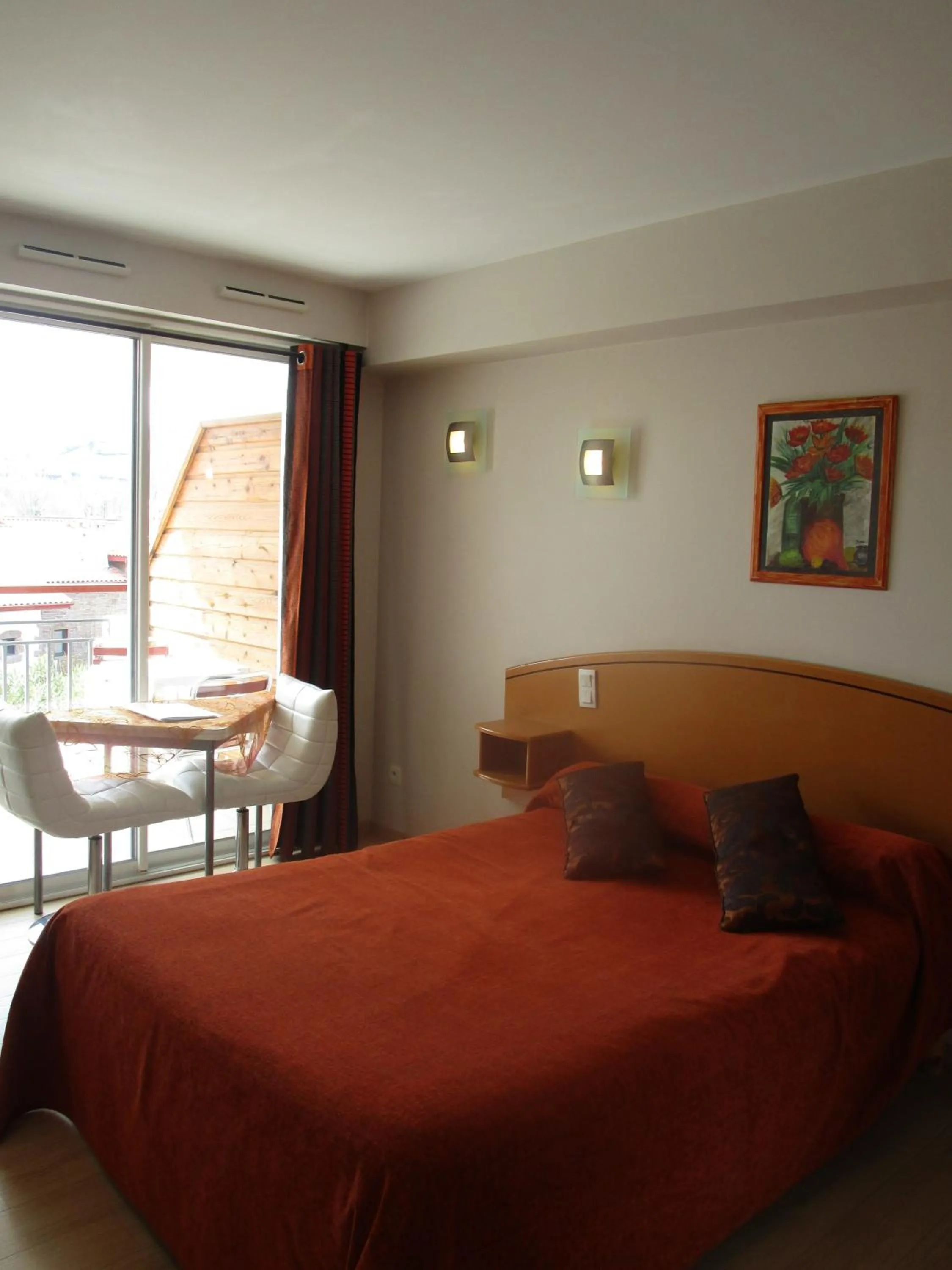 Day, Bed in Hôtel Résidence Bergara