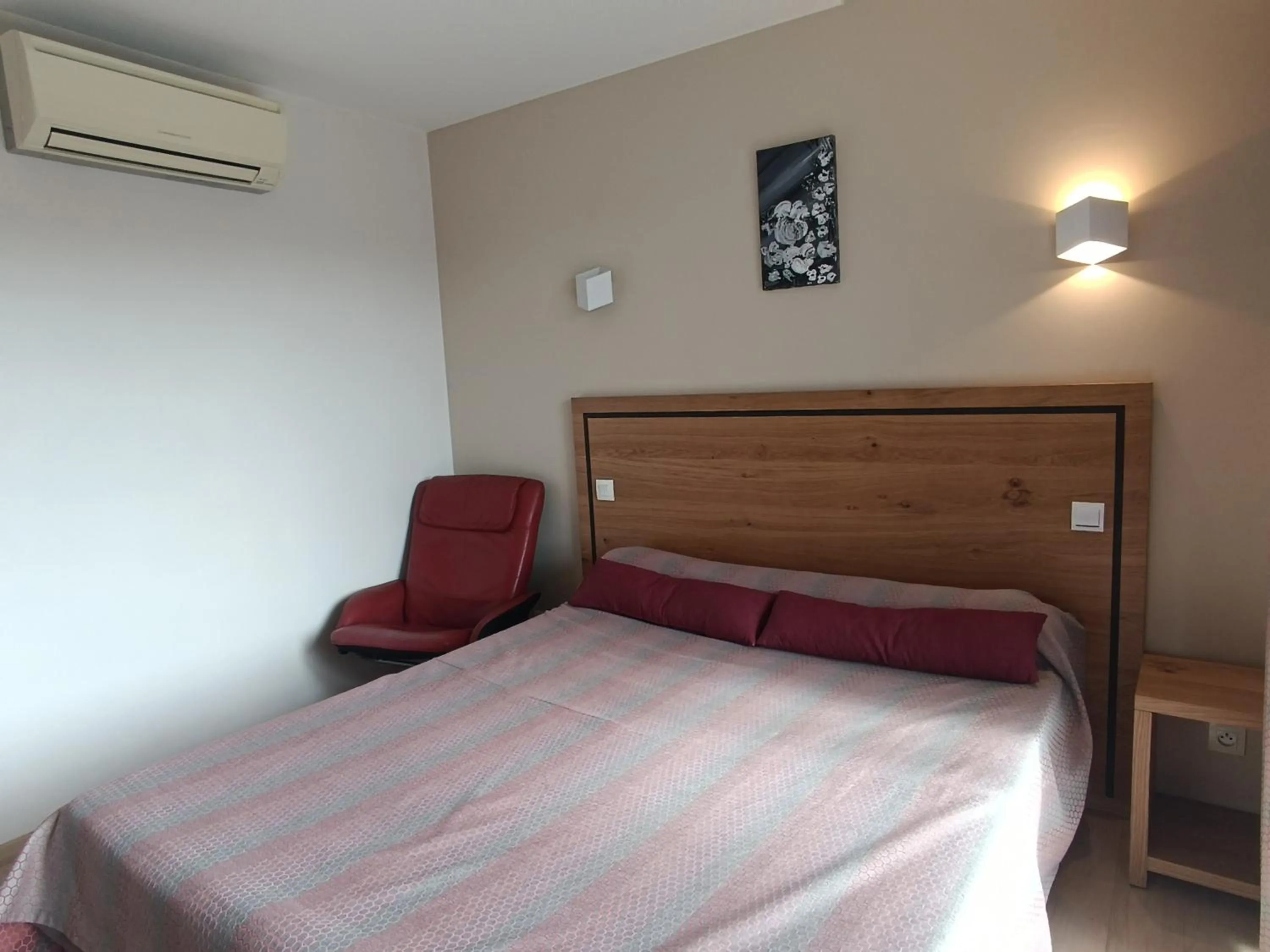 Bed in Hôtel Résidence Bergara