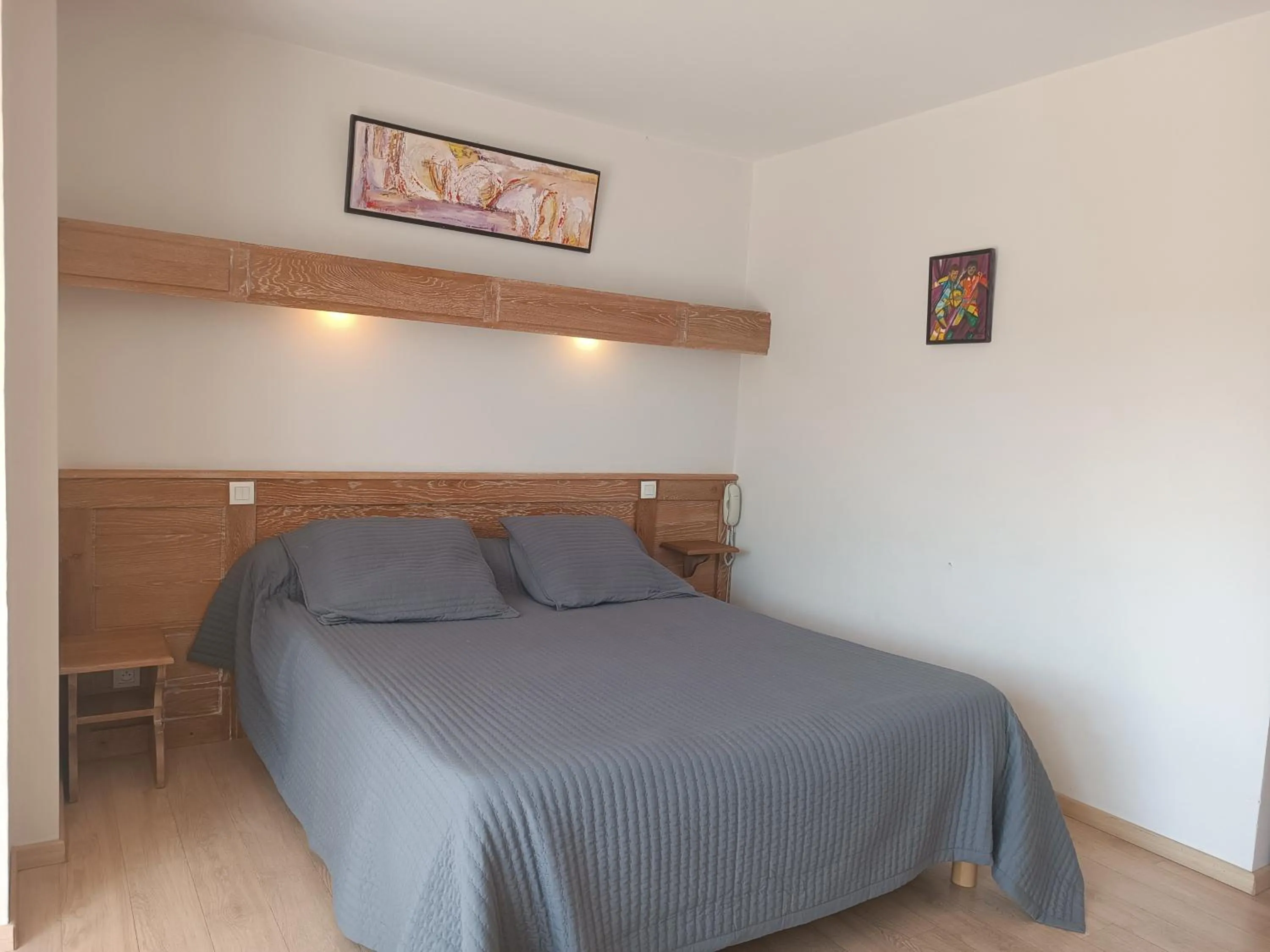 Balcony/Terrace, Bed in Hôtel Résidence Bergara