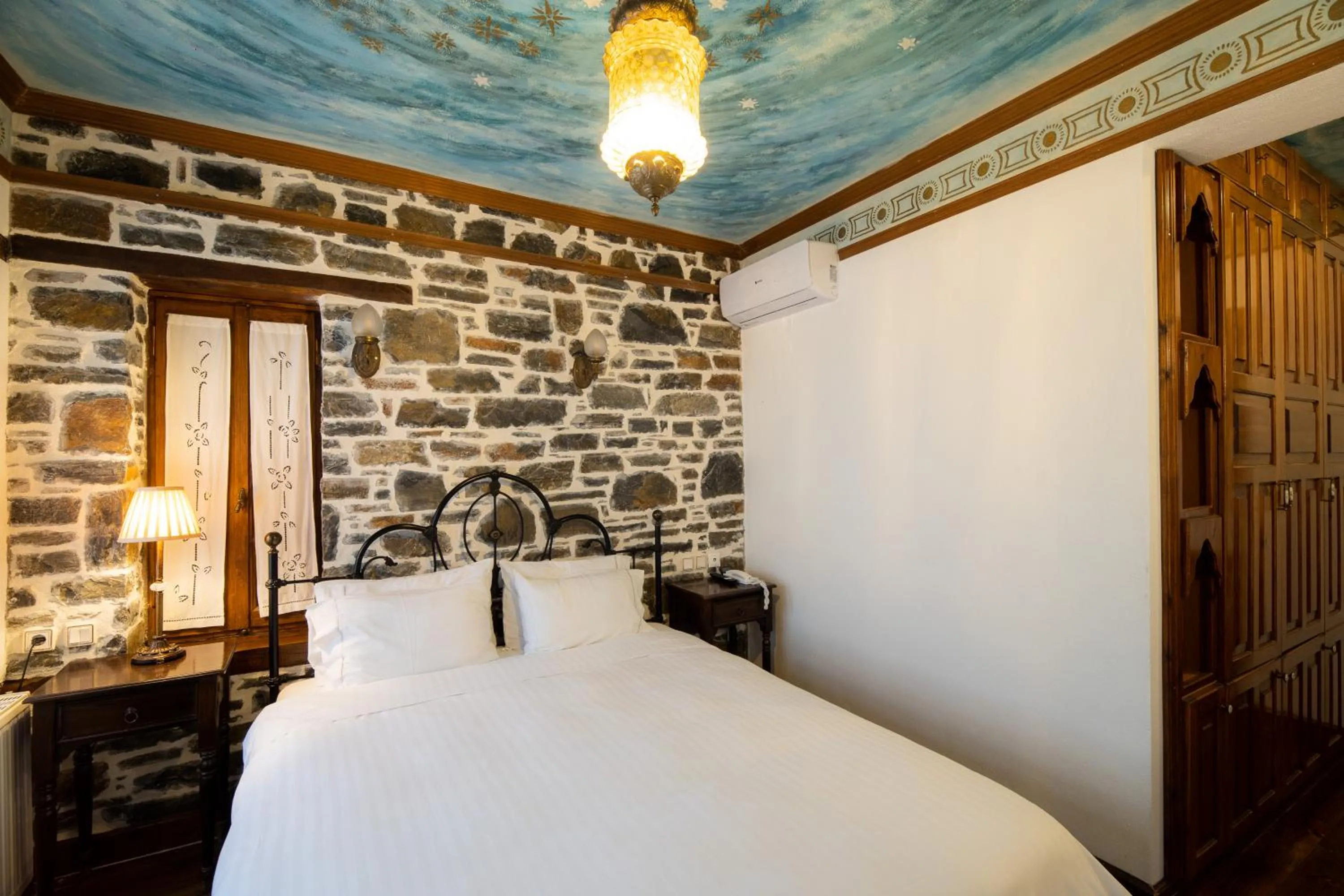 Bed in Archontiko Naoumidi