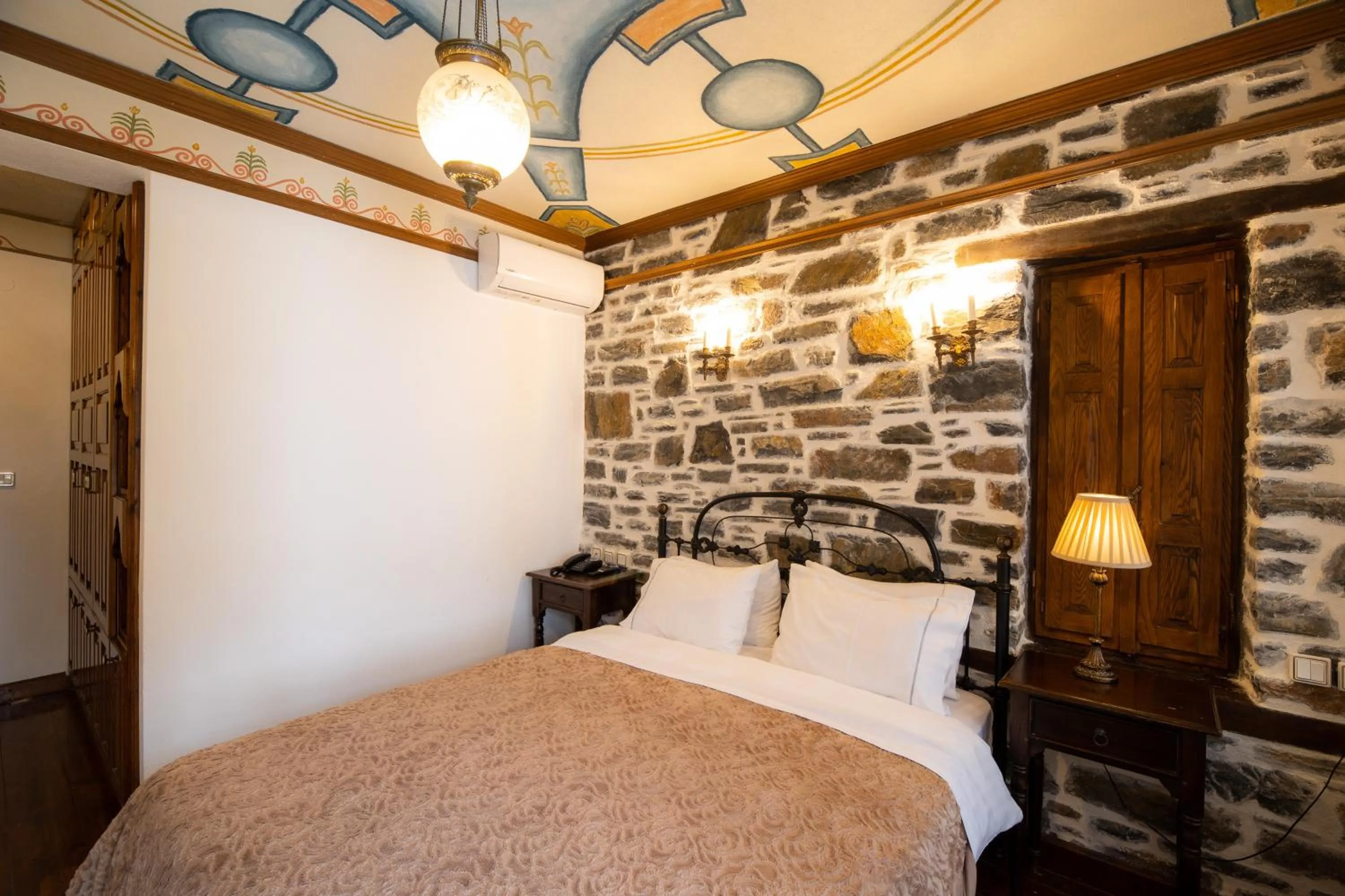 Bed in Archontiko Naoumidi