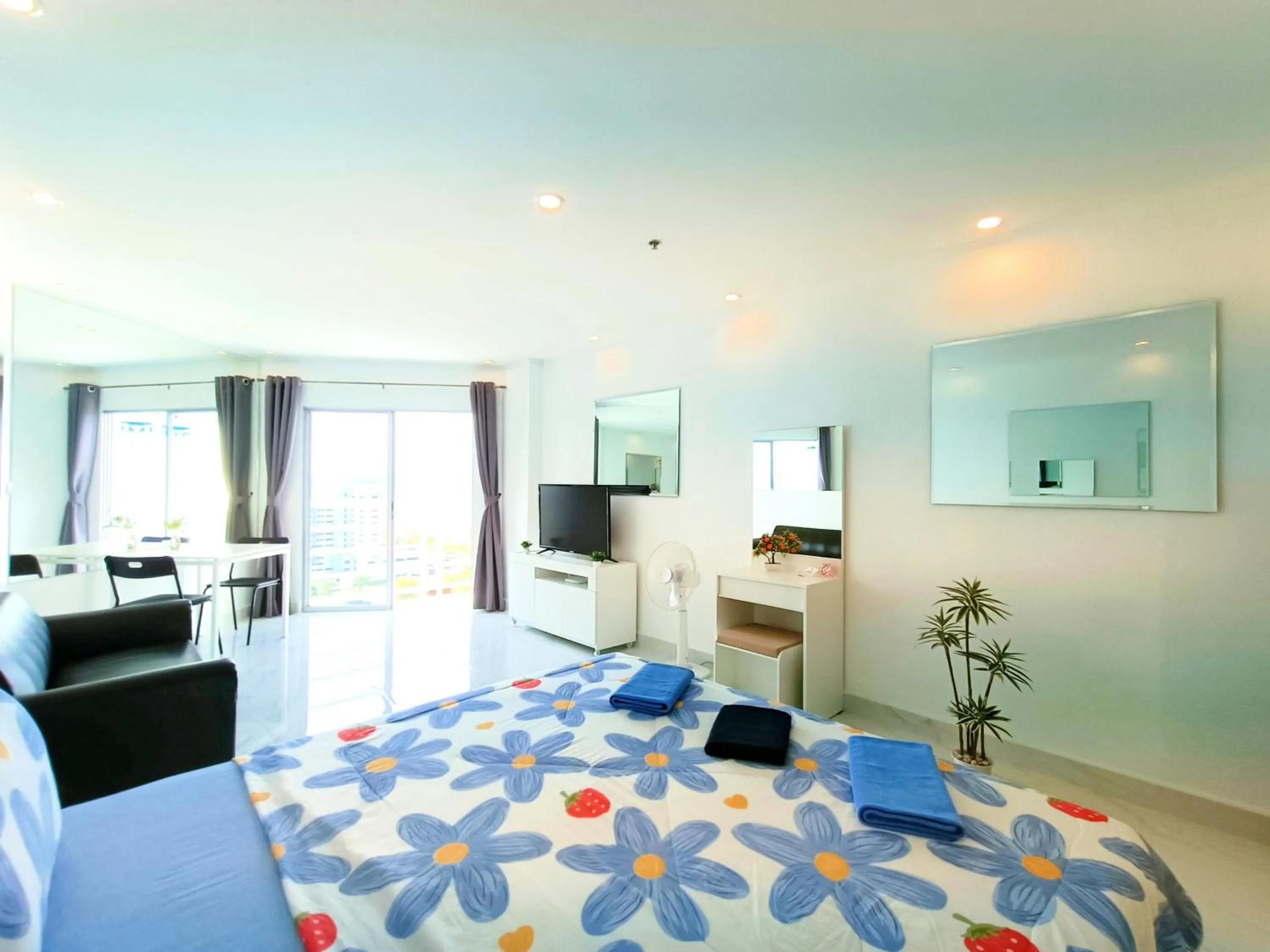 Photo of the whole room, Bed in Sea View Beachfront Condos Pattaya Jomtien Beach
