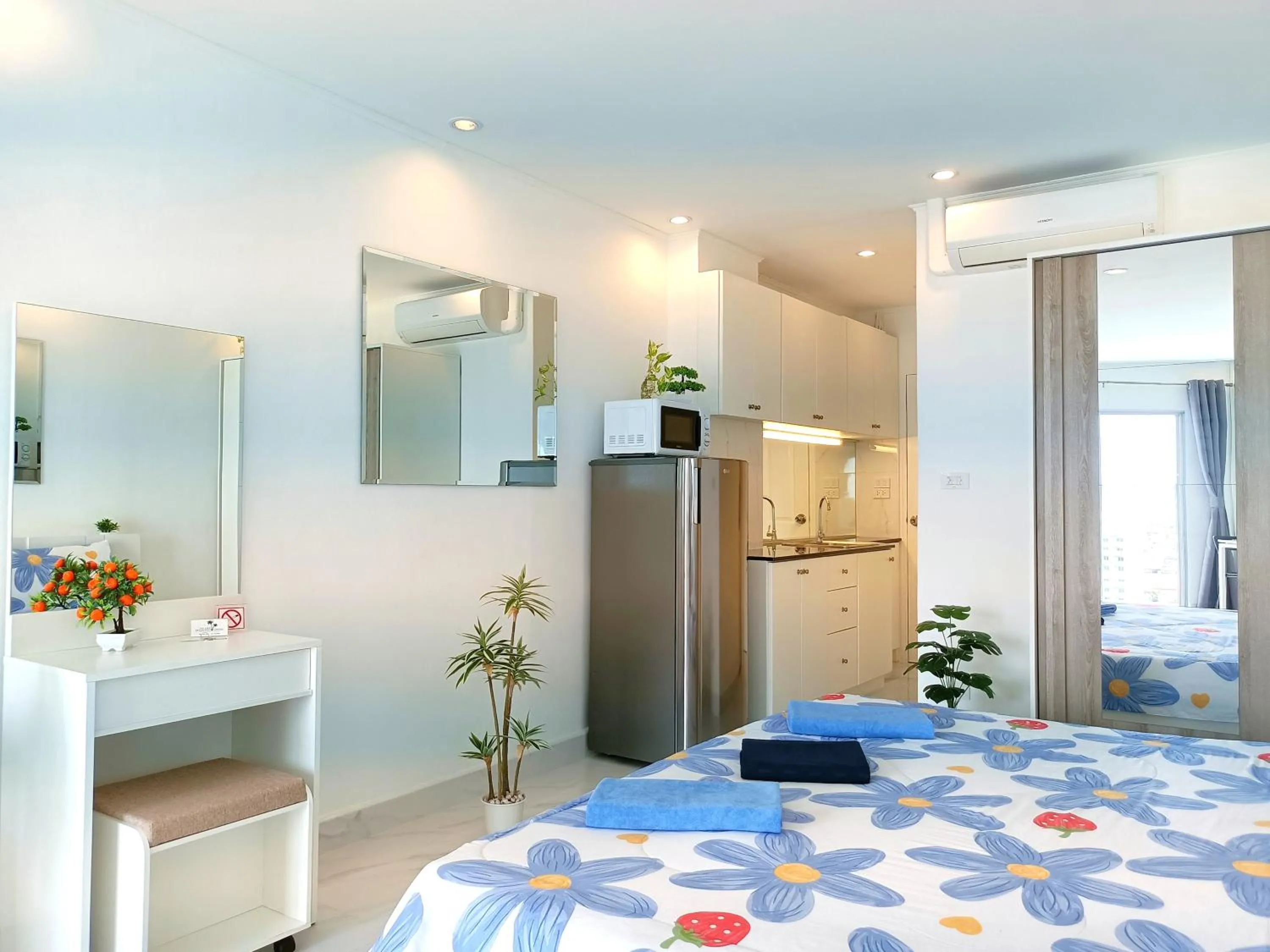 Photo of the whole room, Bed in Sea View Beachfront Condos Pattaya Jomtien Beach