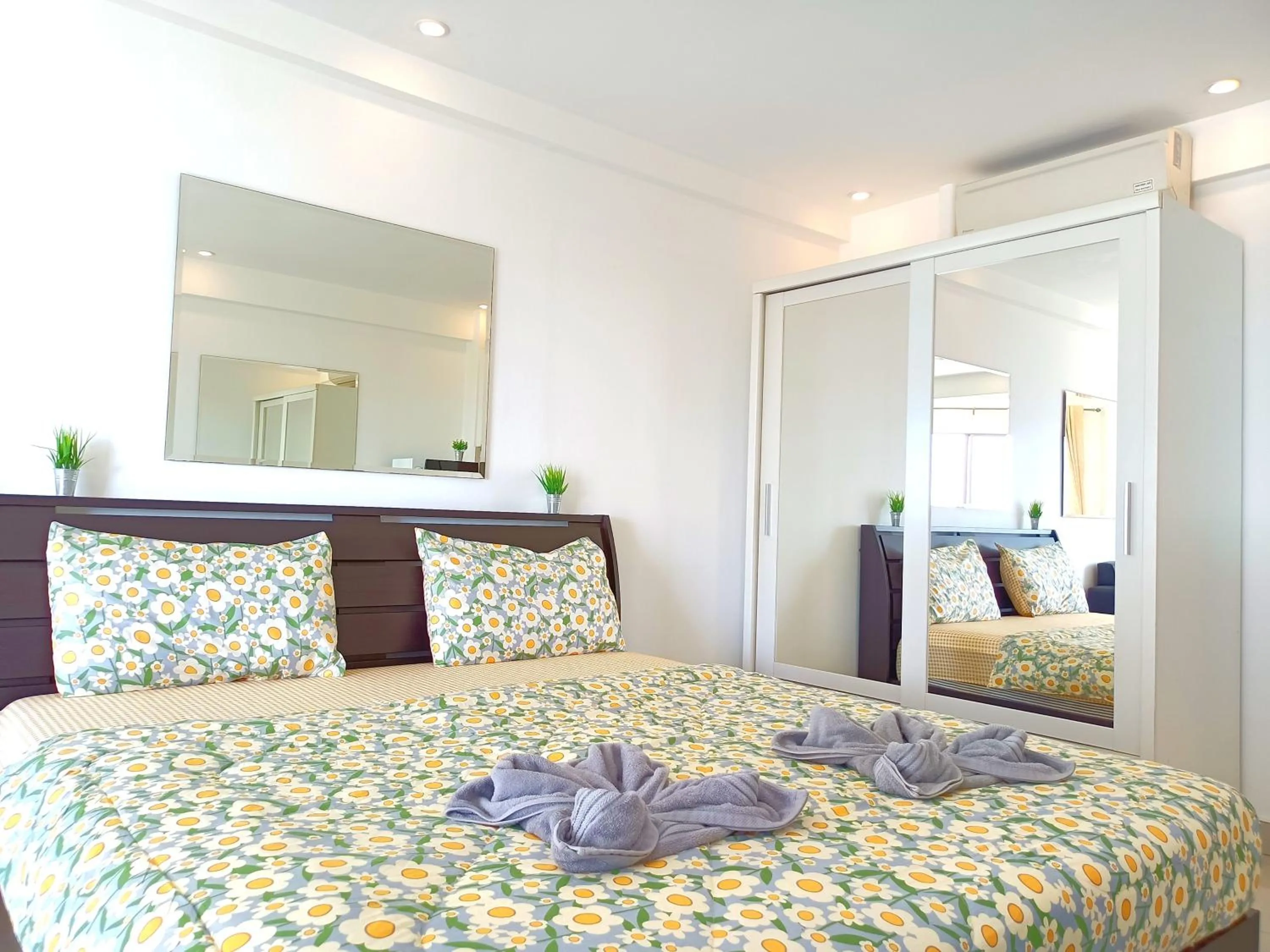Photo of the whole room, Bed in Sea View Beachfront Condos Pattaya Jomtien Beach