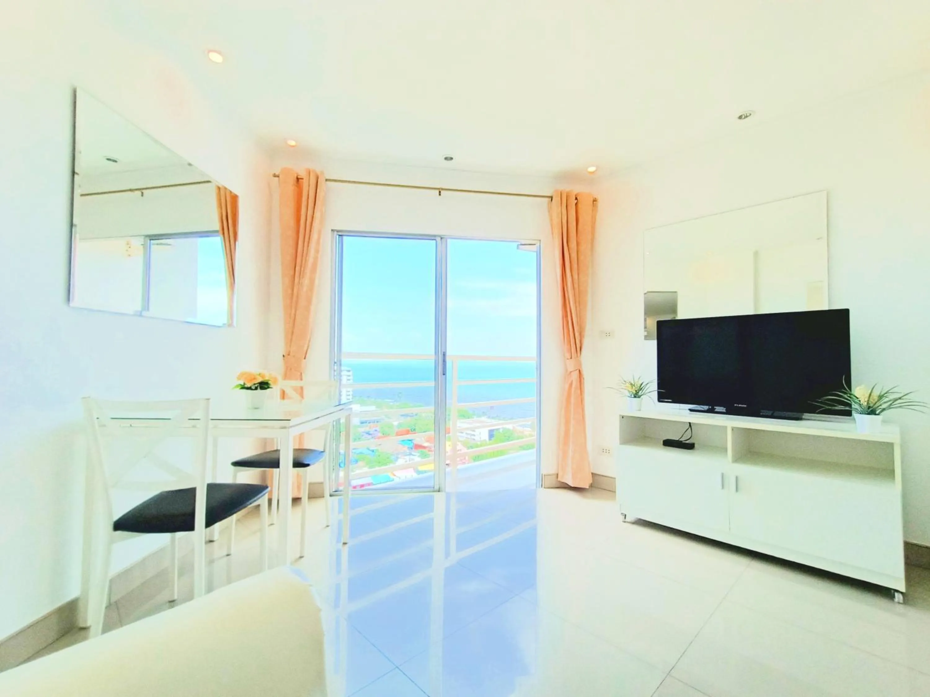 Photo of the whole room in Sea View Beachfront Condos Pattaya Jomtien Beach