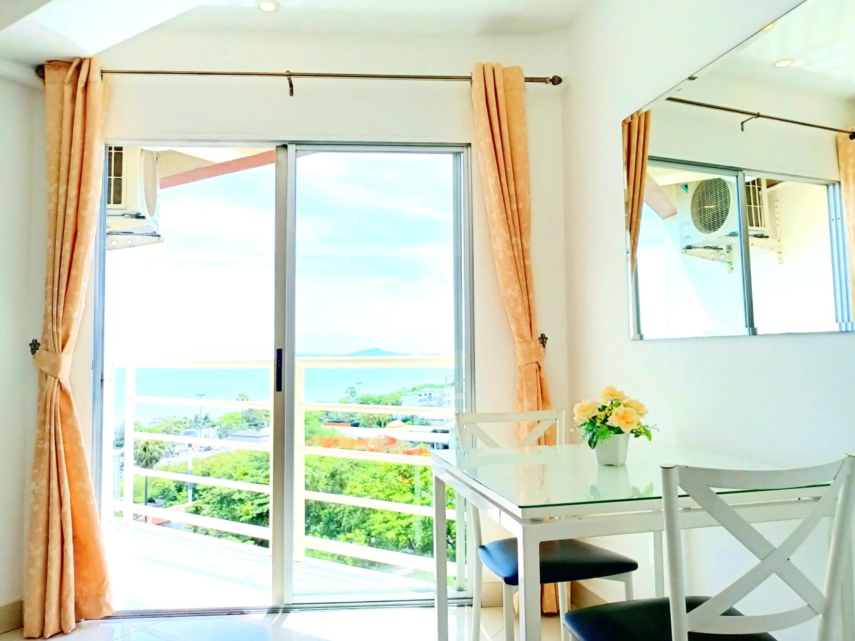 Photo of the whole room in Sea View Beachfront Condos Pattaya Jomtien Beach