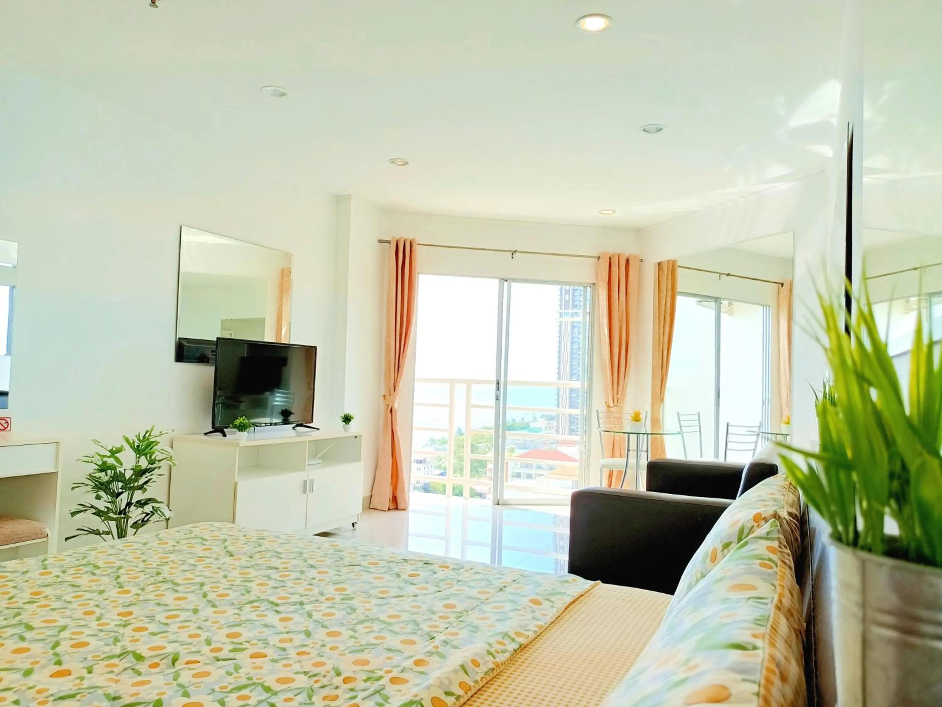 Photo of the whole room, Bed in Sea View Beachfront Condos Pattaya Jomtien Beach