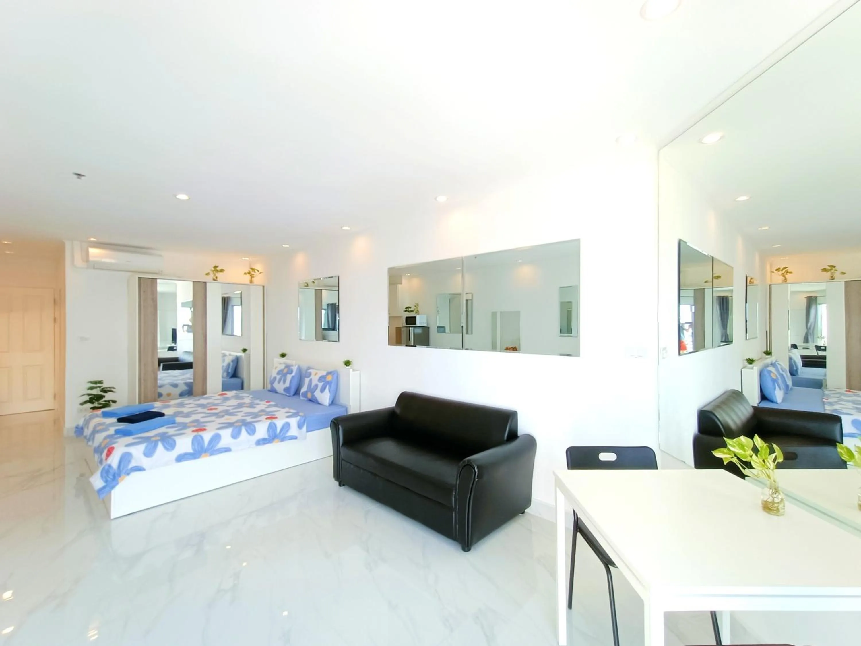 Photo of the whole room in Sea View Beachfront Condos Pattaya Jomtien Beach