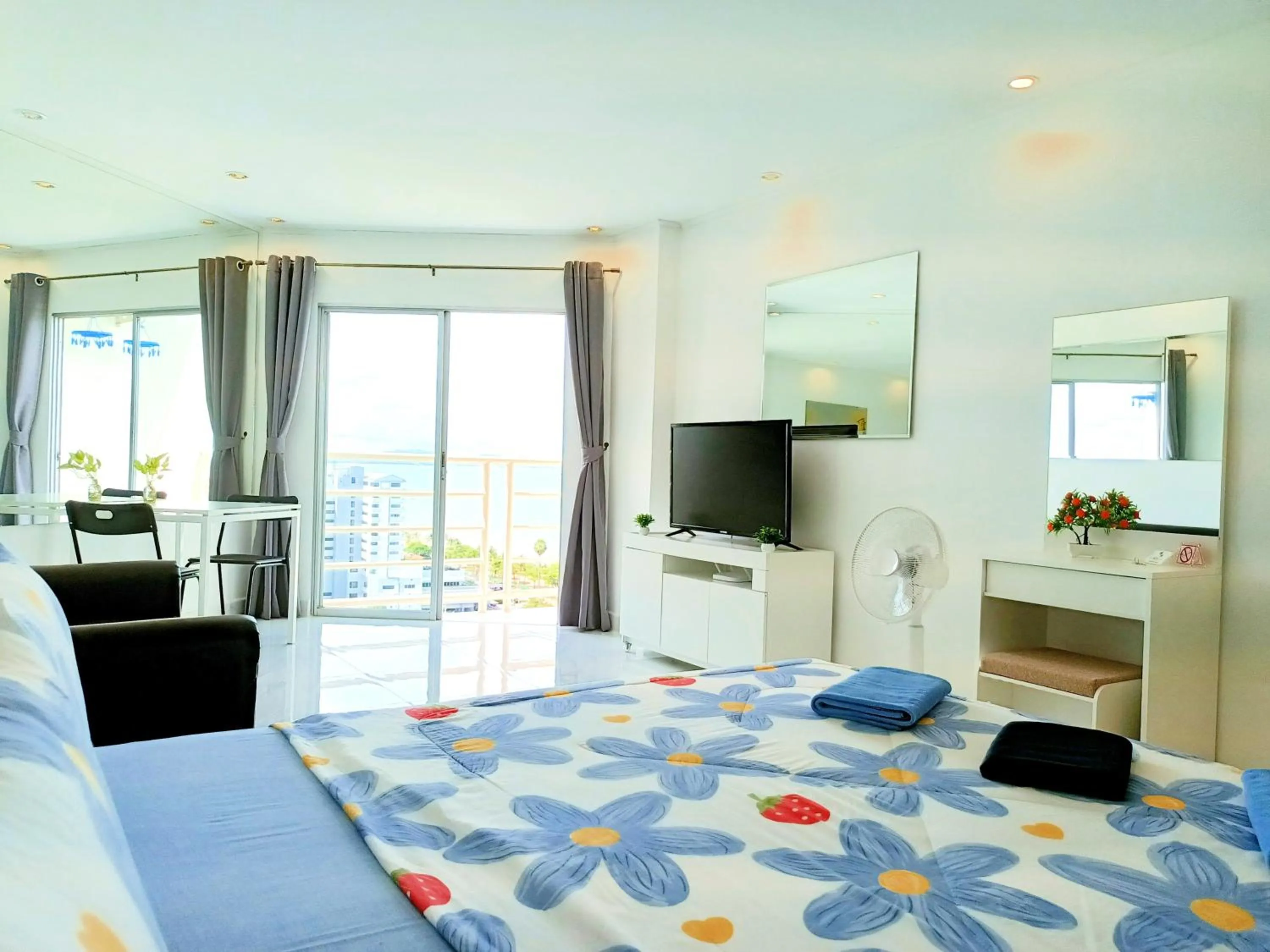 Photo of the whole room, Bed in Sea View Beachfront Condos Pattaya Jomtien Beach