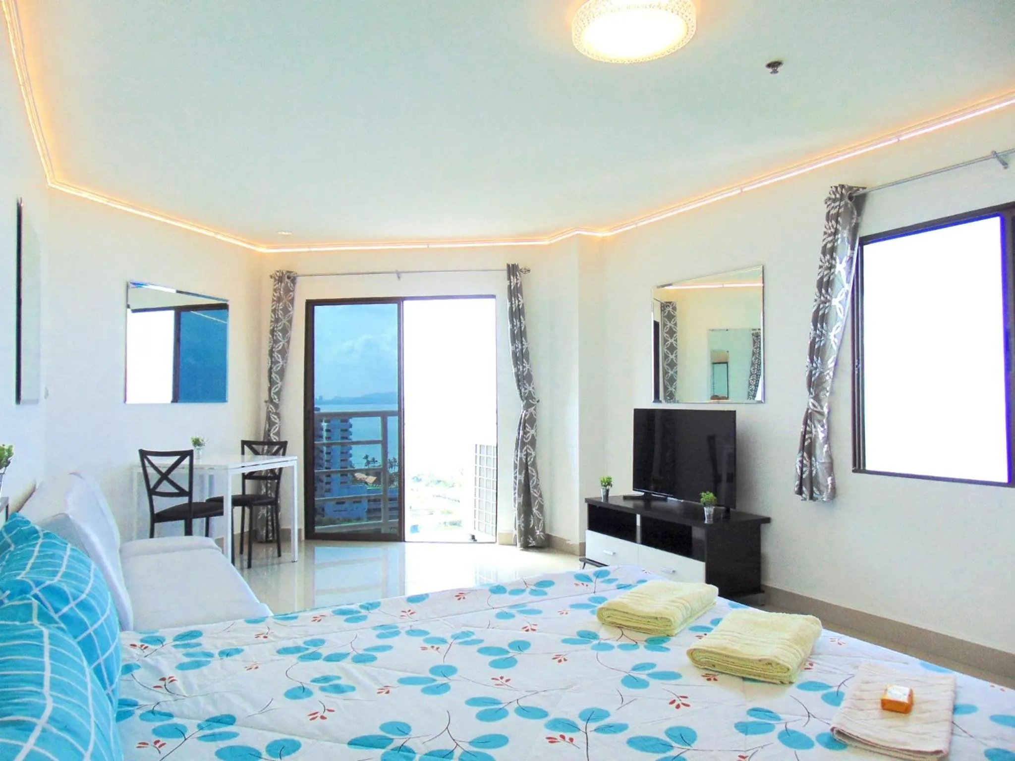 Photo of the whole room, Bed in Sea View Beachfront Condos Pattaya Jomtien Beach