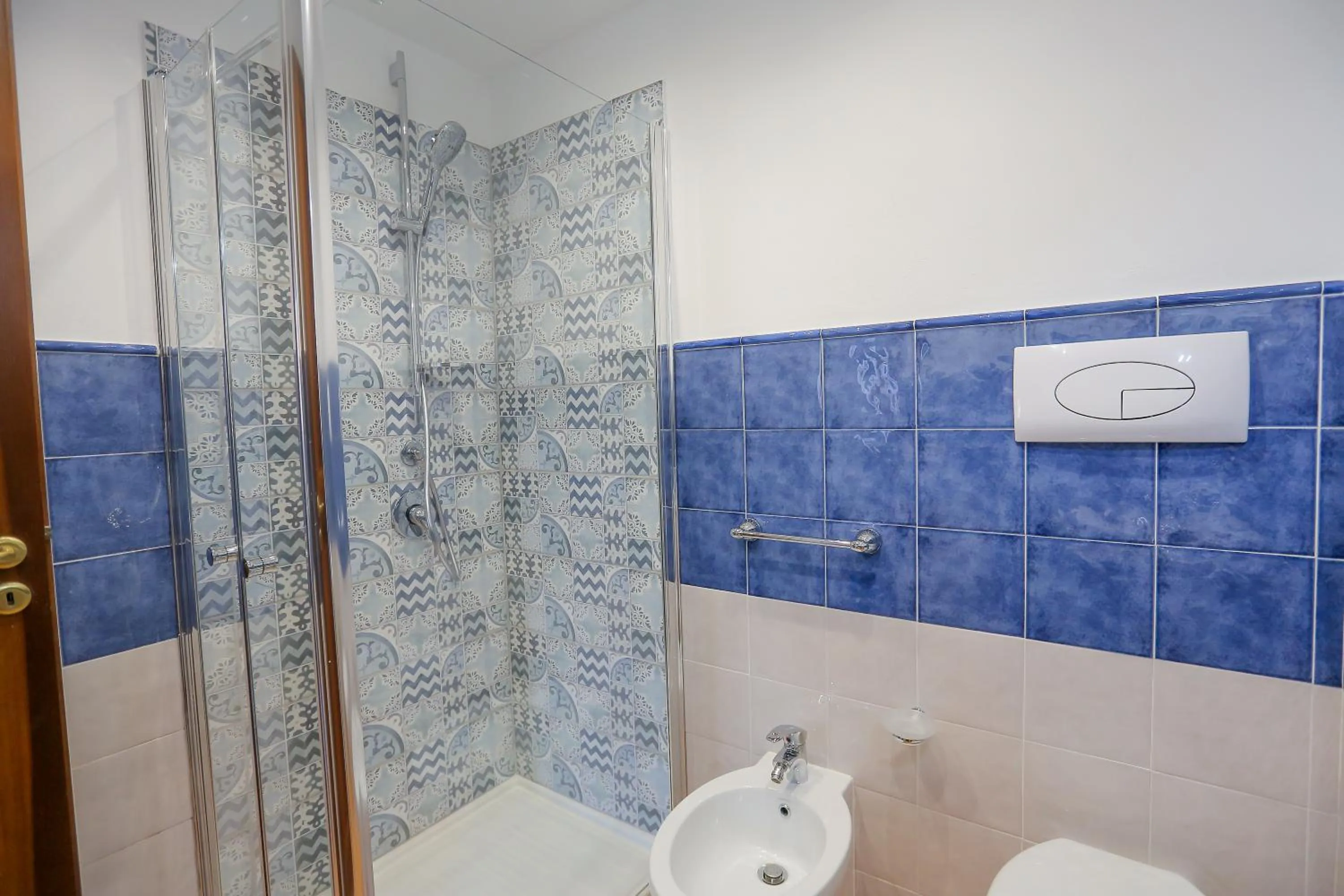 Bathroom in Cefalu in Blu