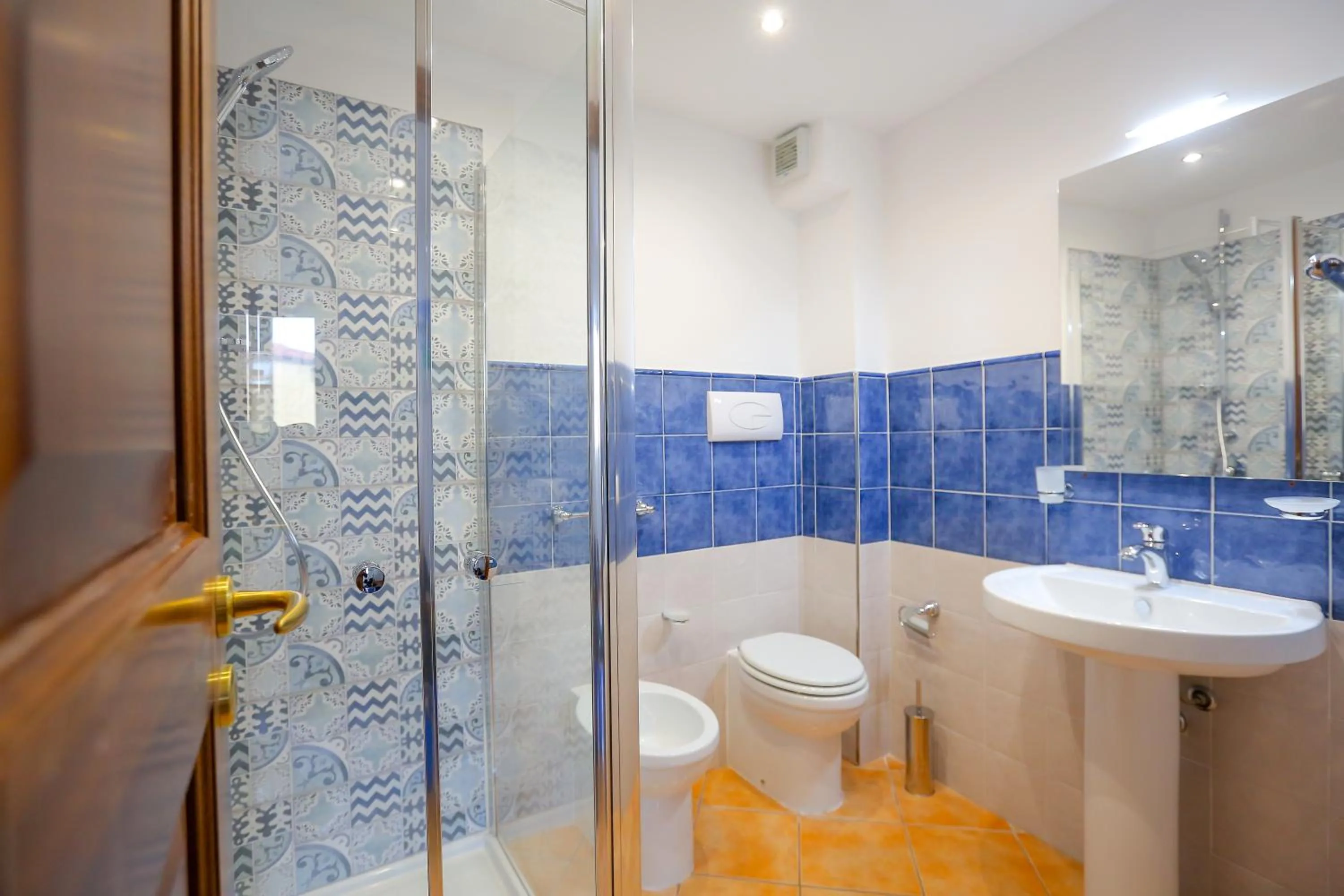 Bathroom in Cefalu in Blu