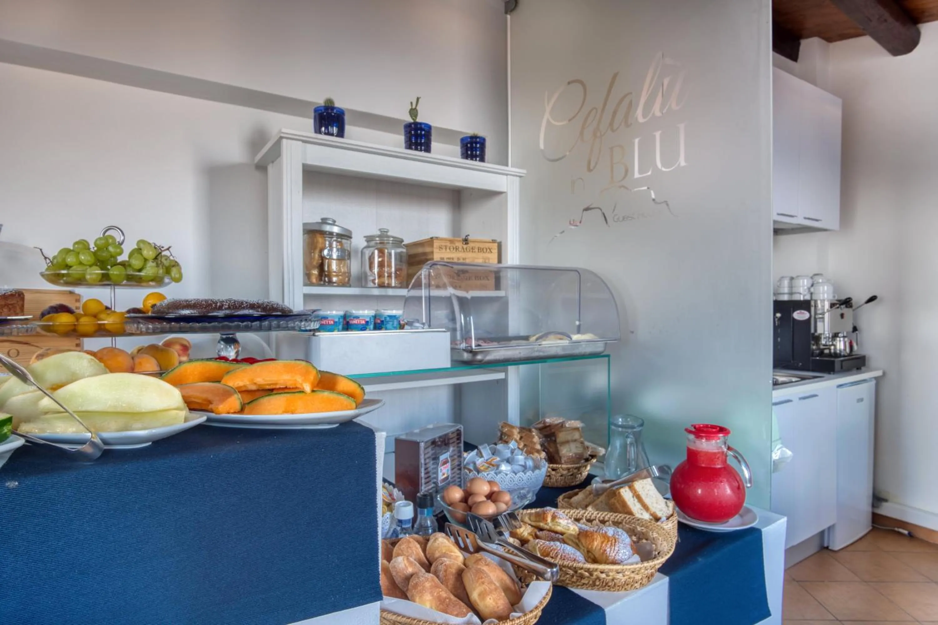 Buffet breakfast in Cefalu in Blu