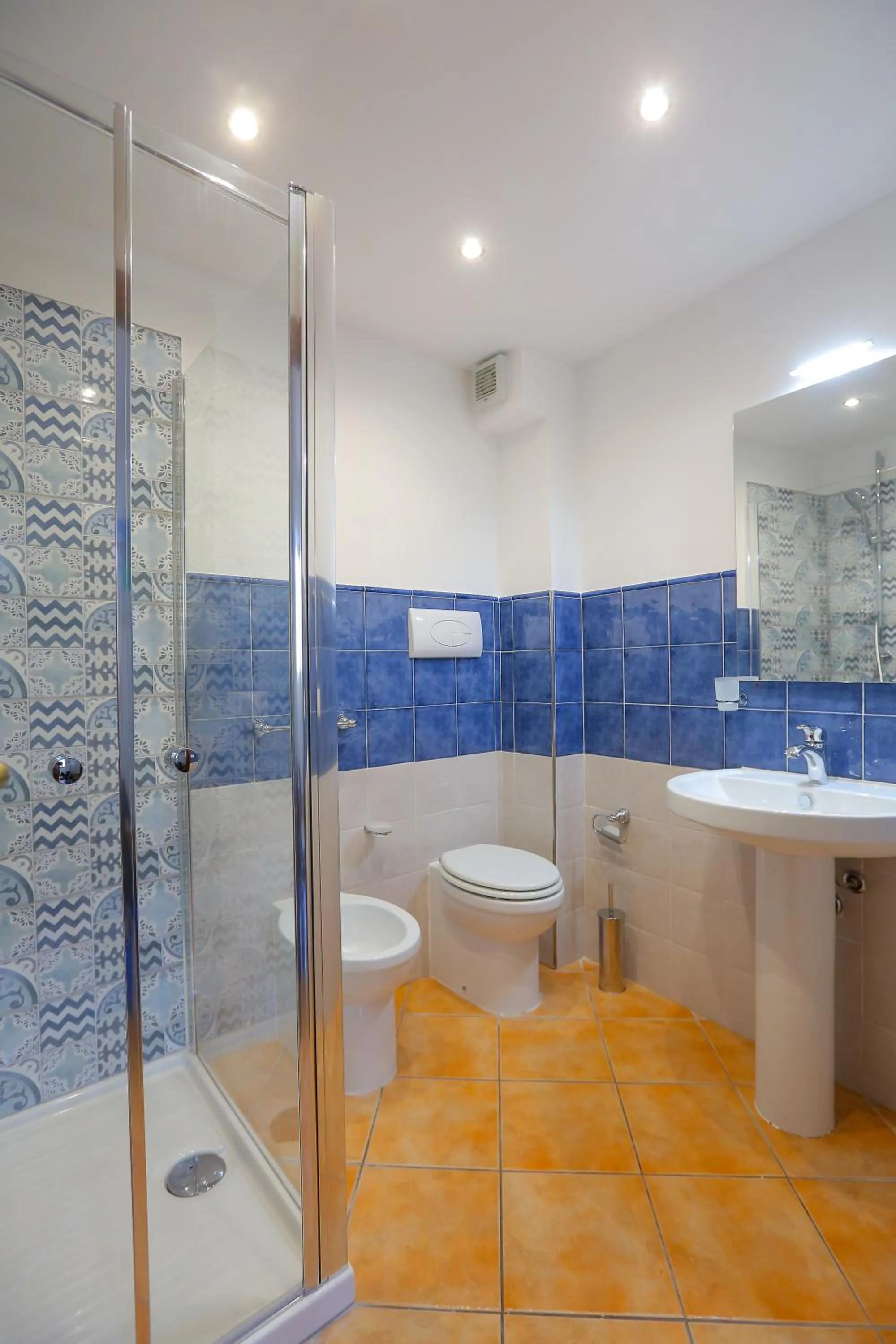 Bathroom in Cefalu in Blu